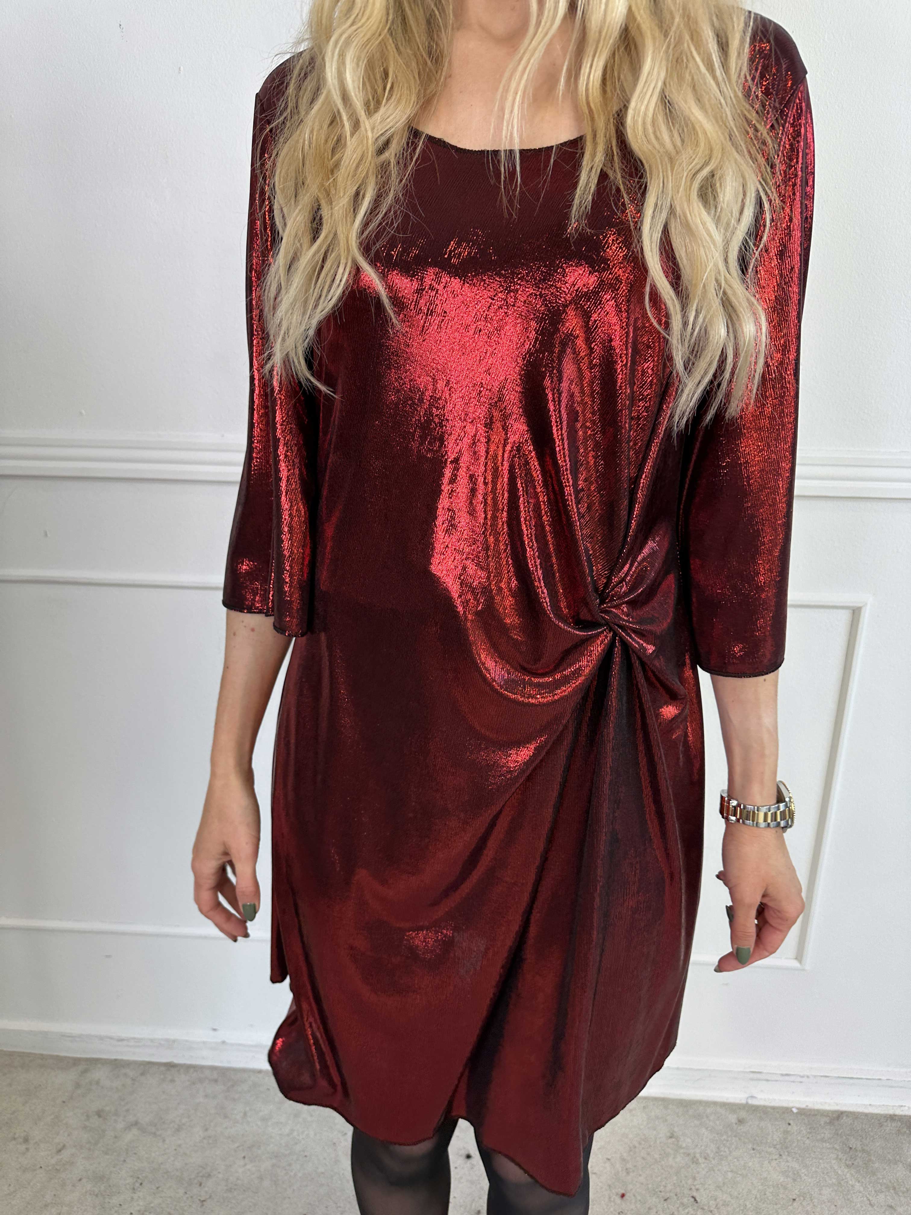 Roxy - Klänning i glansigt material med elegant knytdetalj