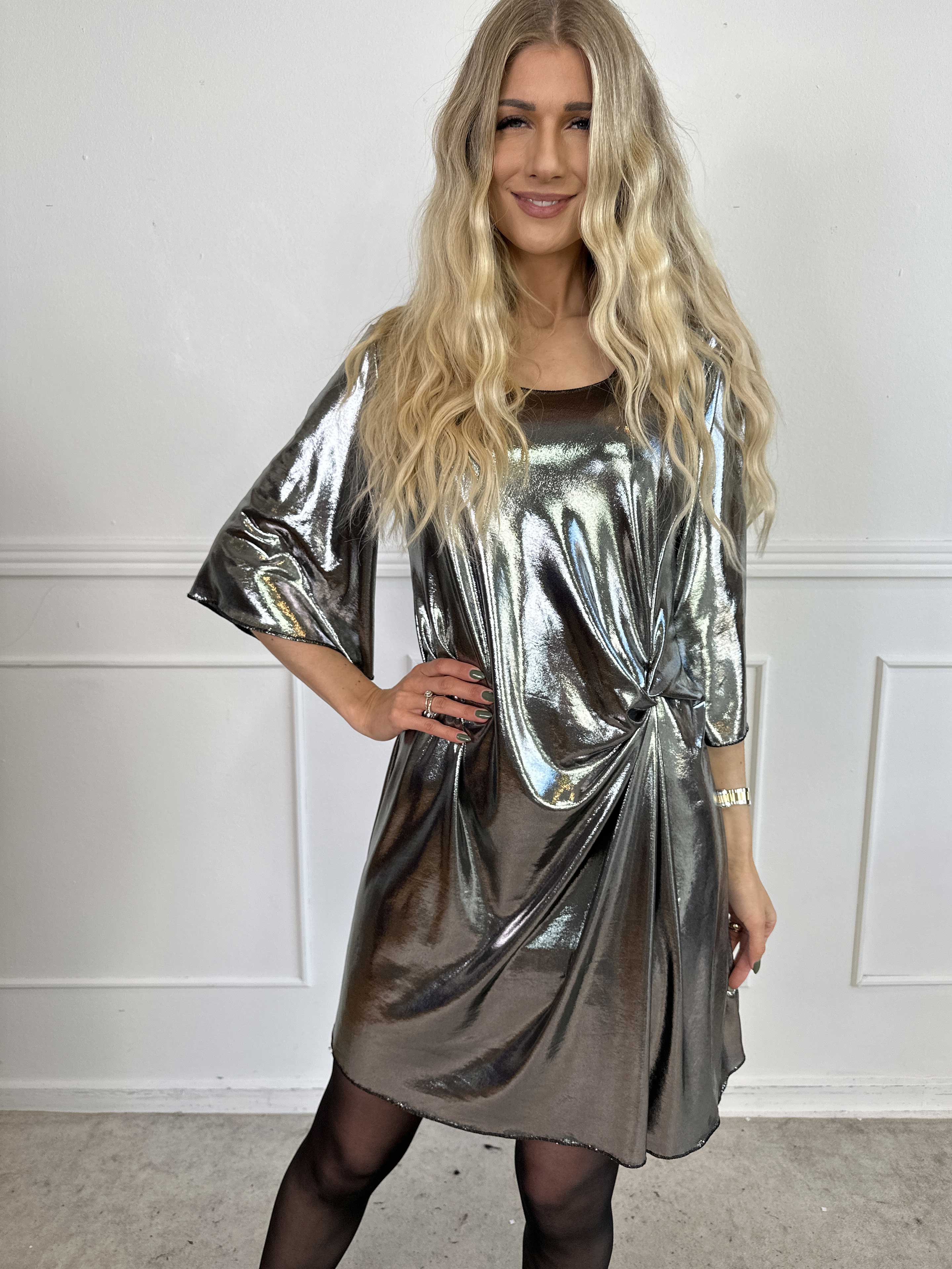 Roxy - Klänning i glansigt material med elegant knytdetalj