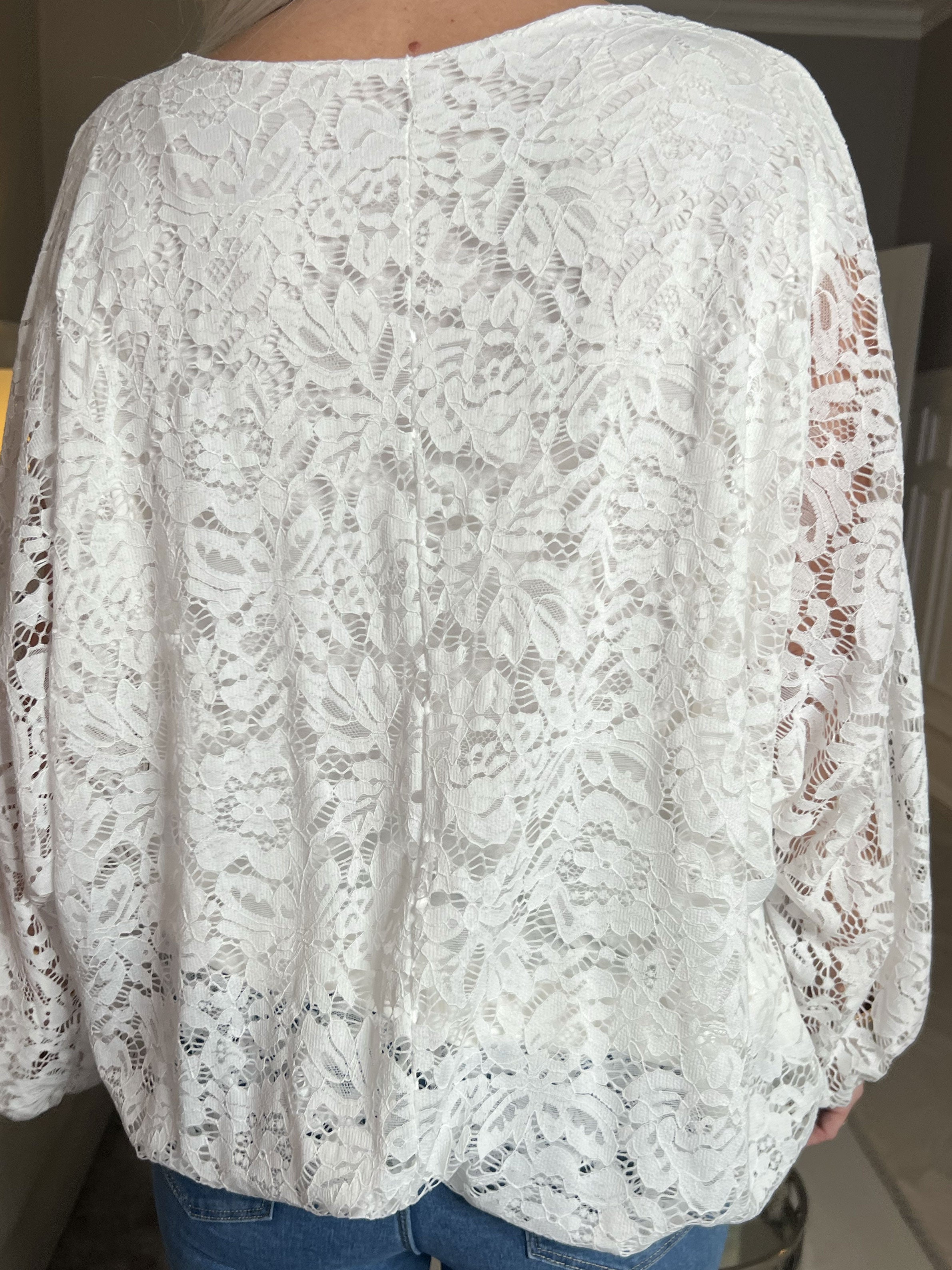 Destiny Lace - Spetsblus med fladdermusärmar