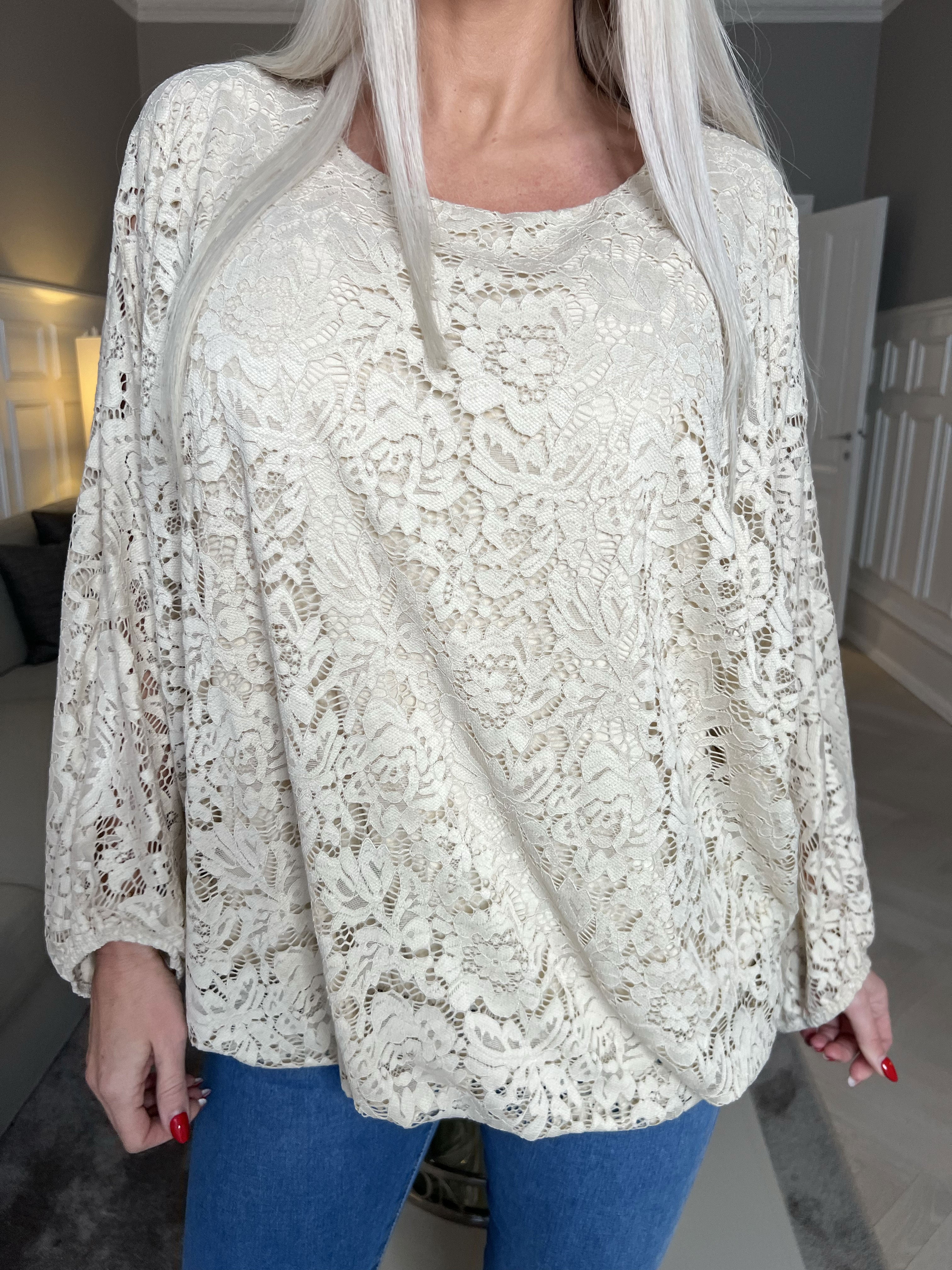 Destiny Lace - Spetsblus med fladdermusärmar