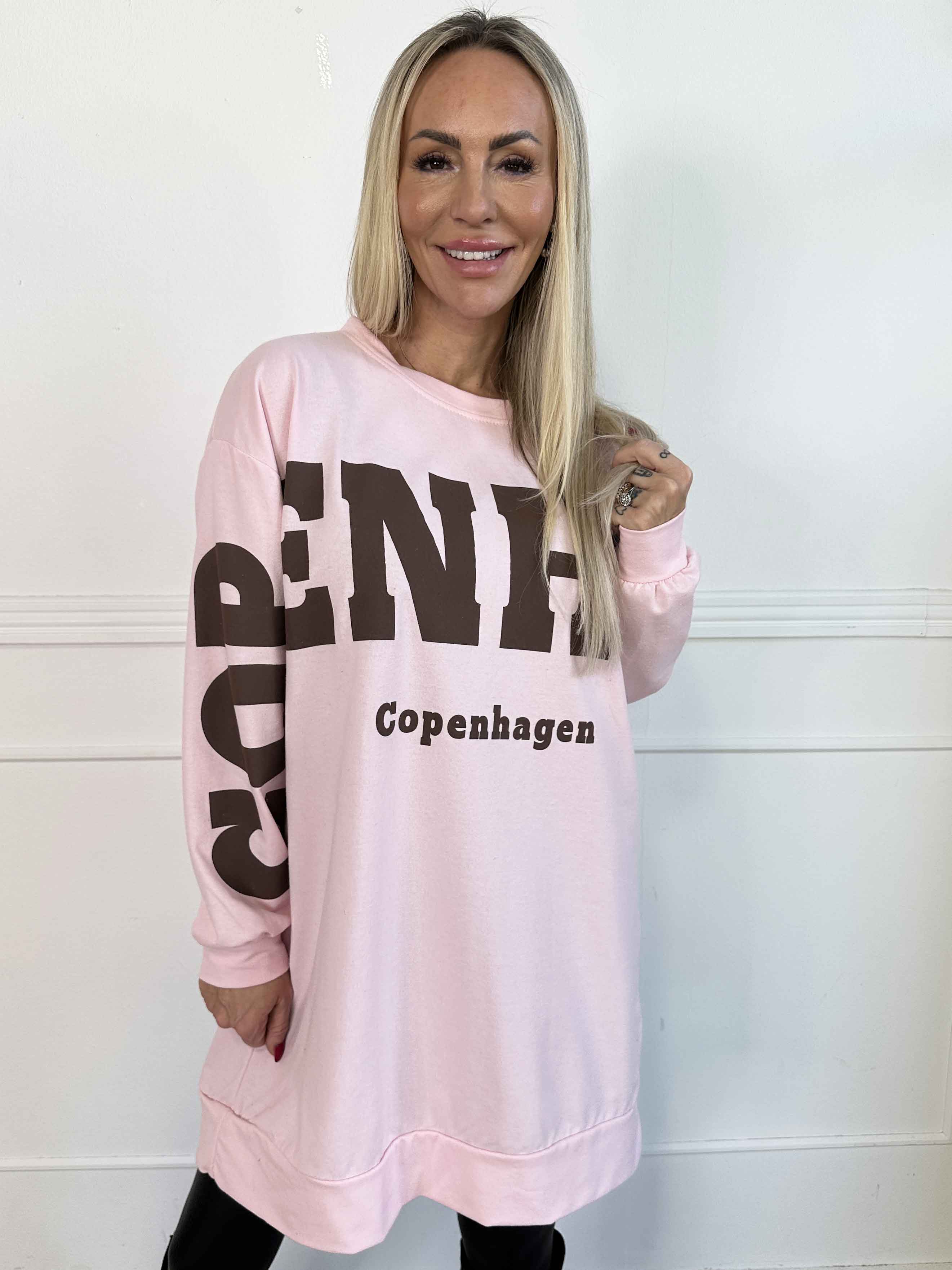 Claudine - Joggingklänning i bomull med texten COPENHAGEN