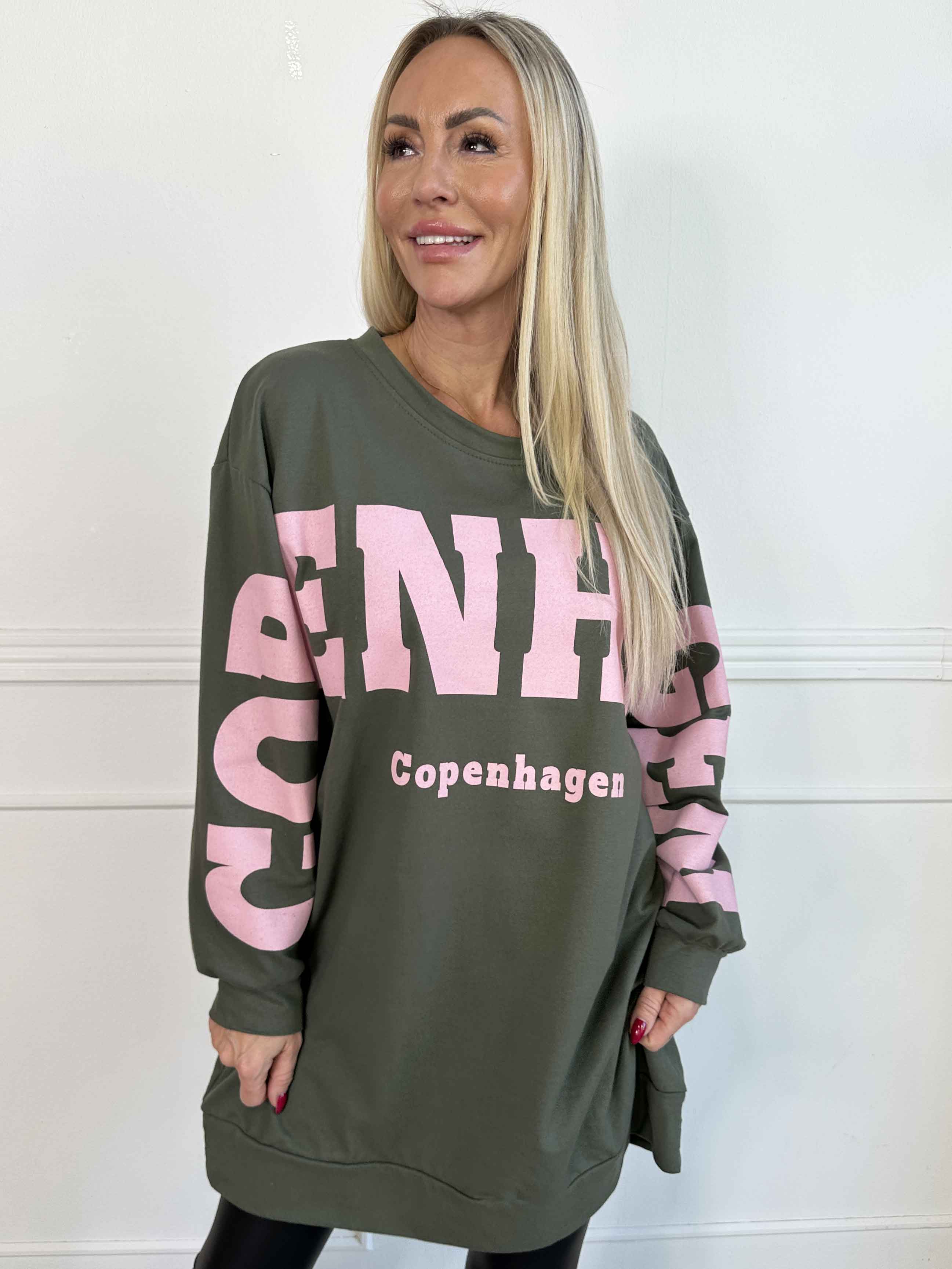 Claudine - Joggingklänning i bomull med texten COPENHAGEN