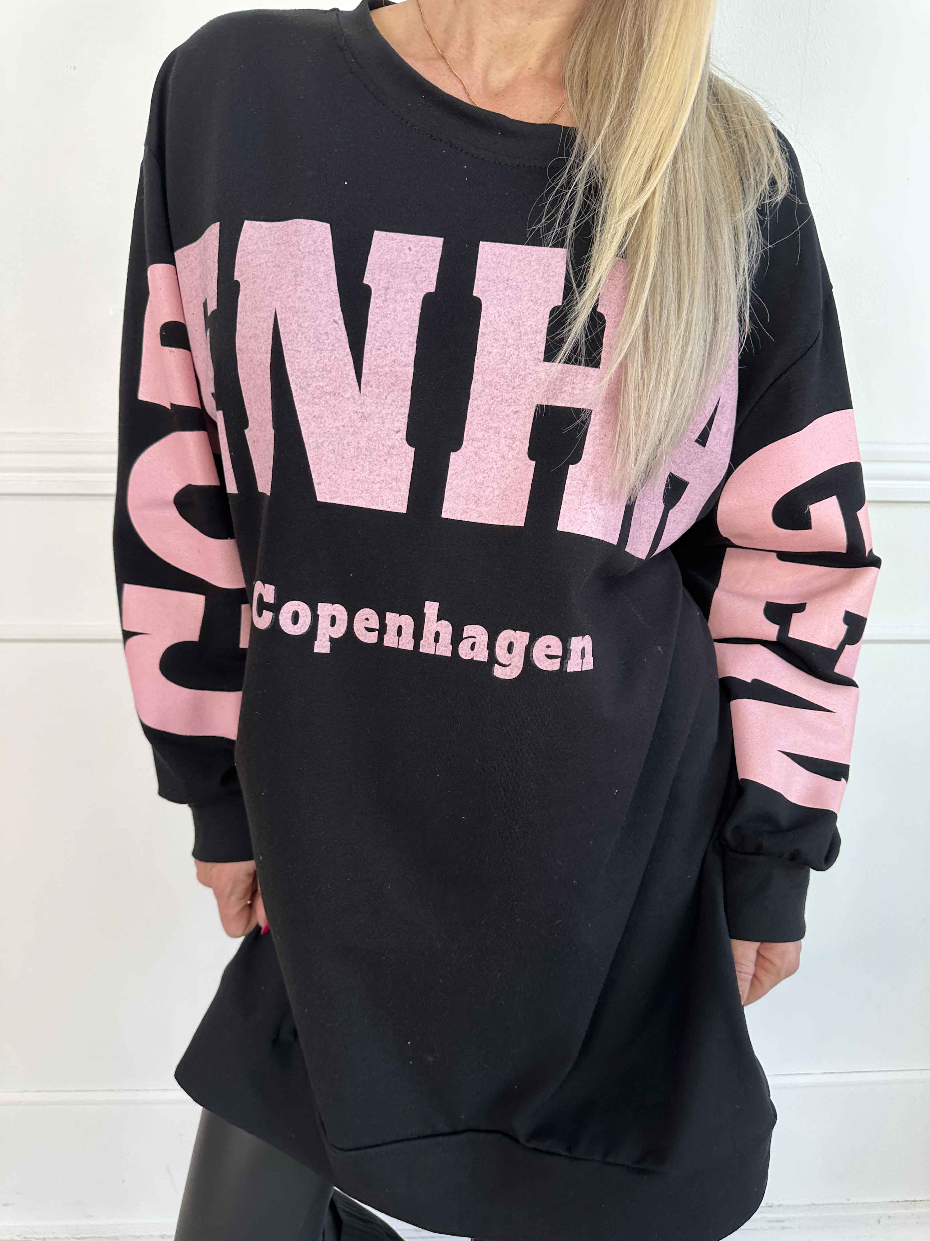 Claudine - Joggingklänning i bomull med texten COPENHAGEN