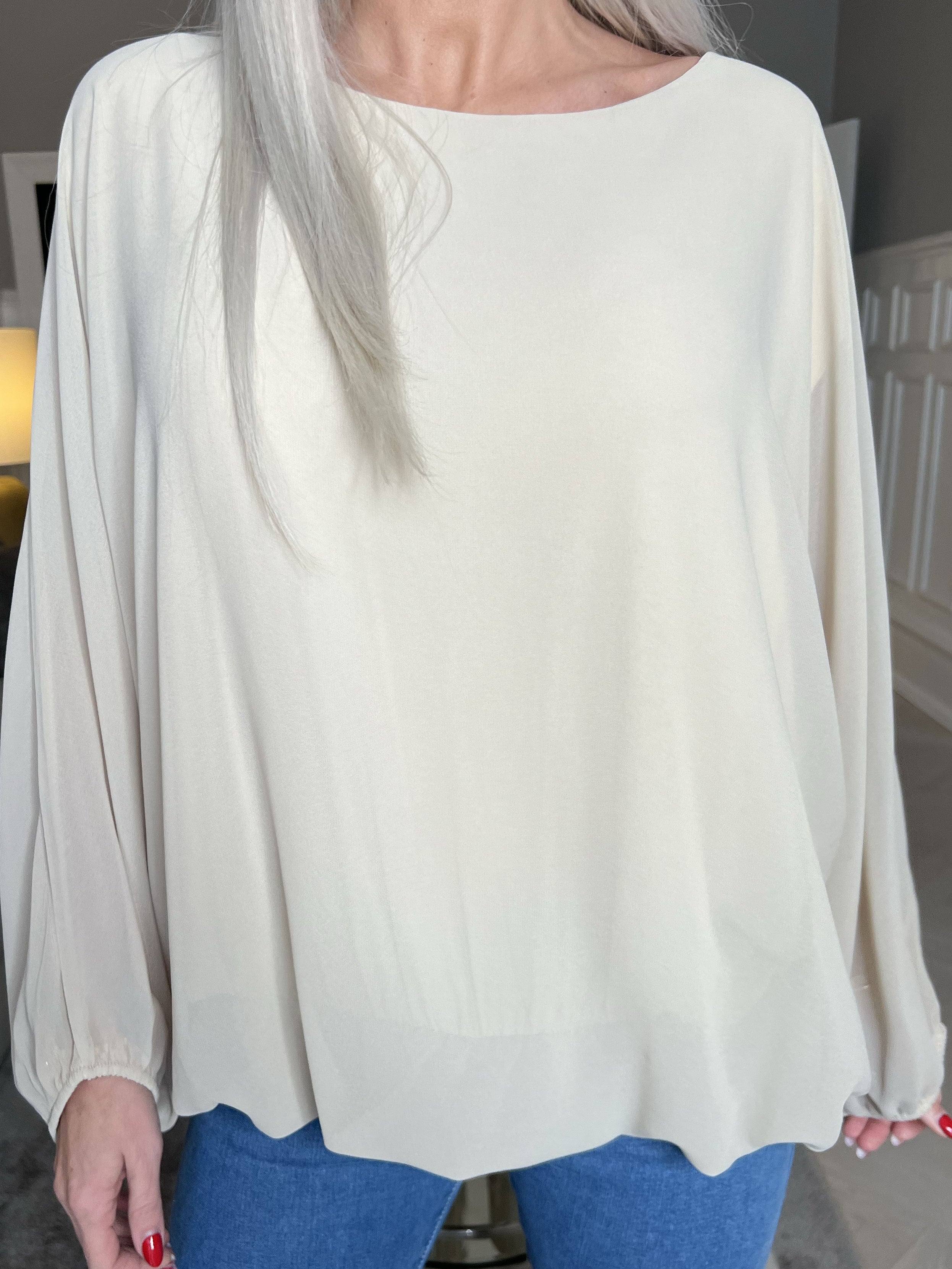 Destiny Plain - Blus i chiffong med fladdermusärmar