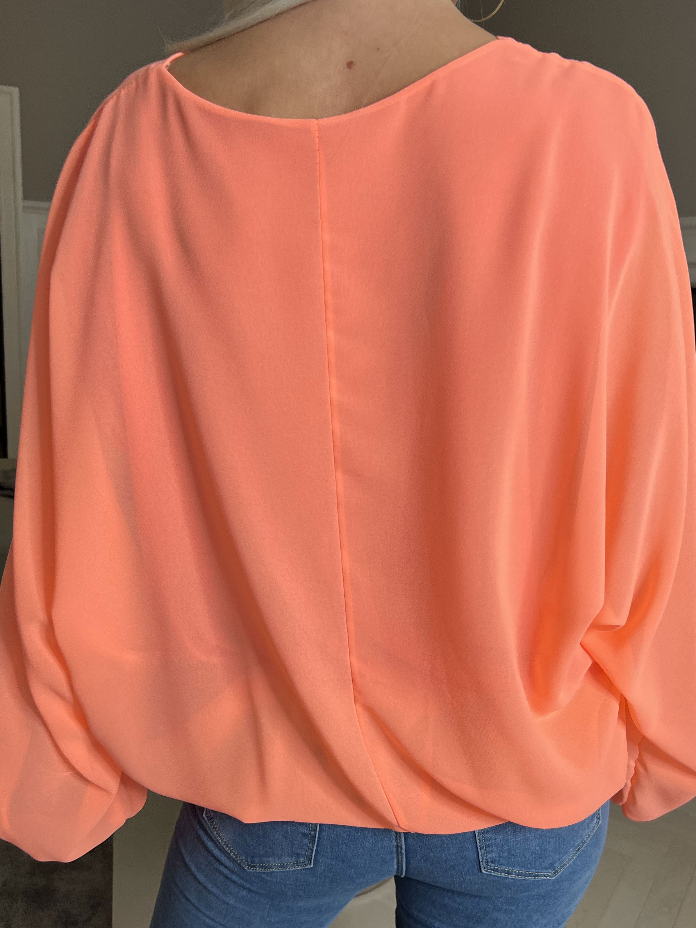 Destiny Plain - Blus i chiffong med fladdermusärmar