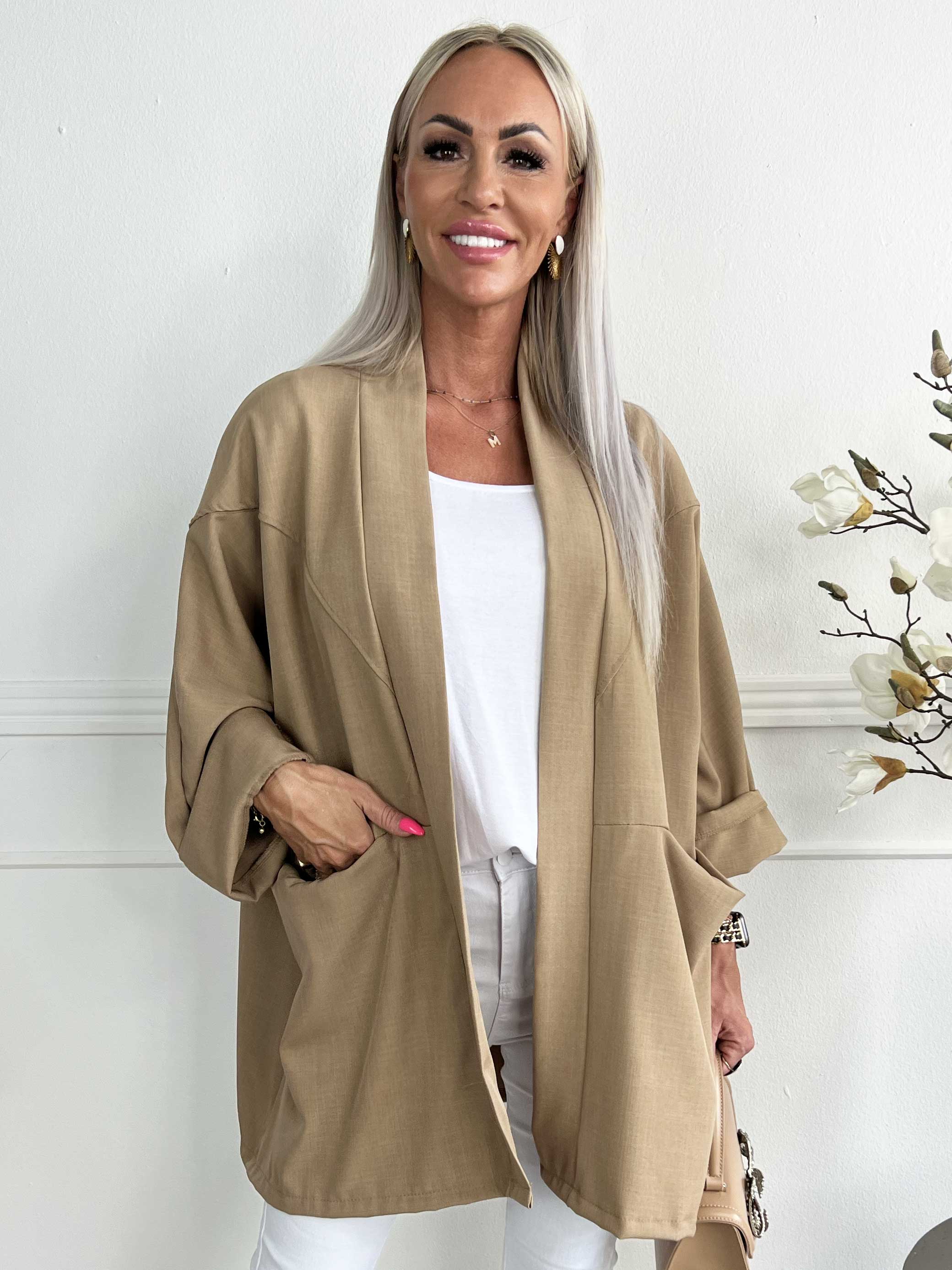 Annah Light Short - Oversized jacka med tydliga sömmar och fickor