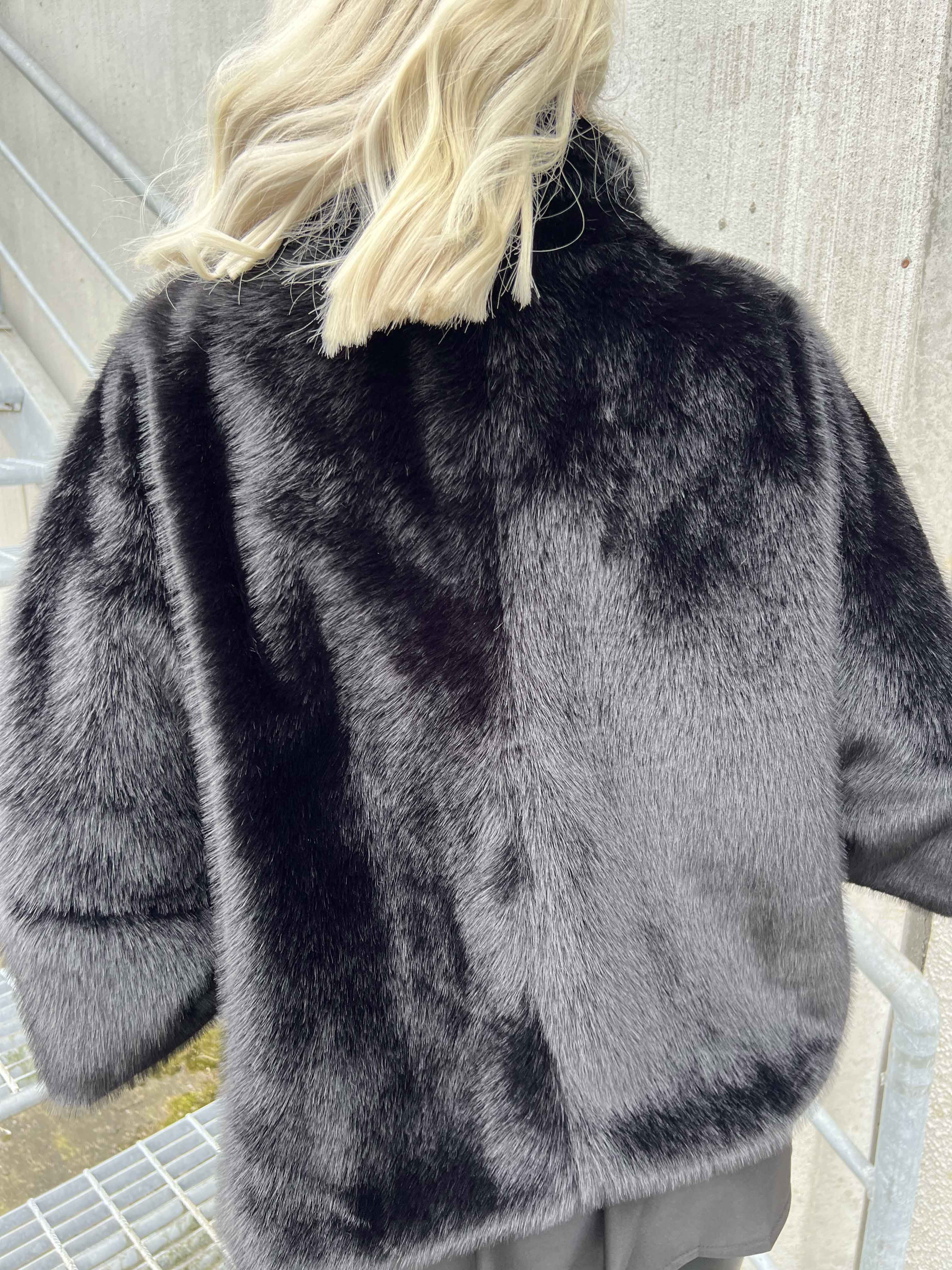 Torrey - Elegant fuskpälsjacka i ljusbeige med 3/4 ärmar