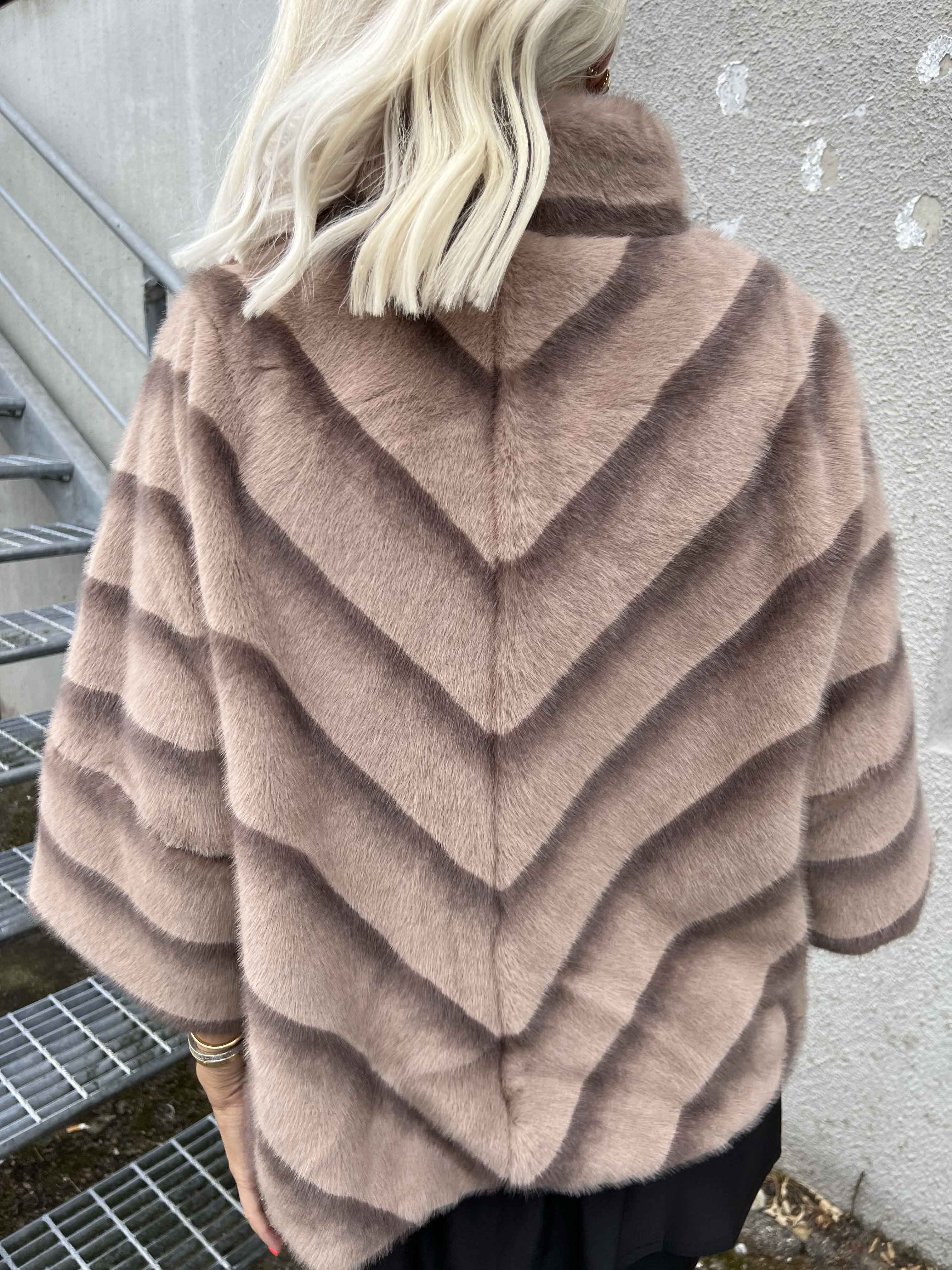 Torrey - Elegant fuskpälsjacka i ljusbeige med 3/4 ärmar