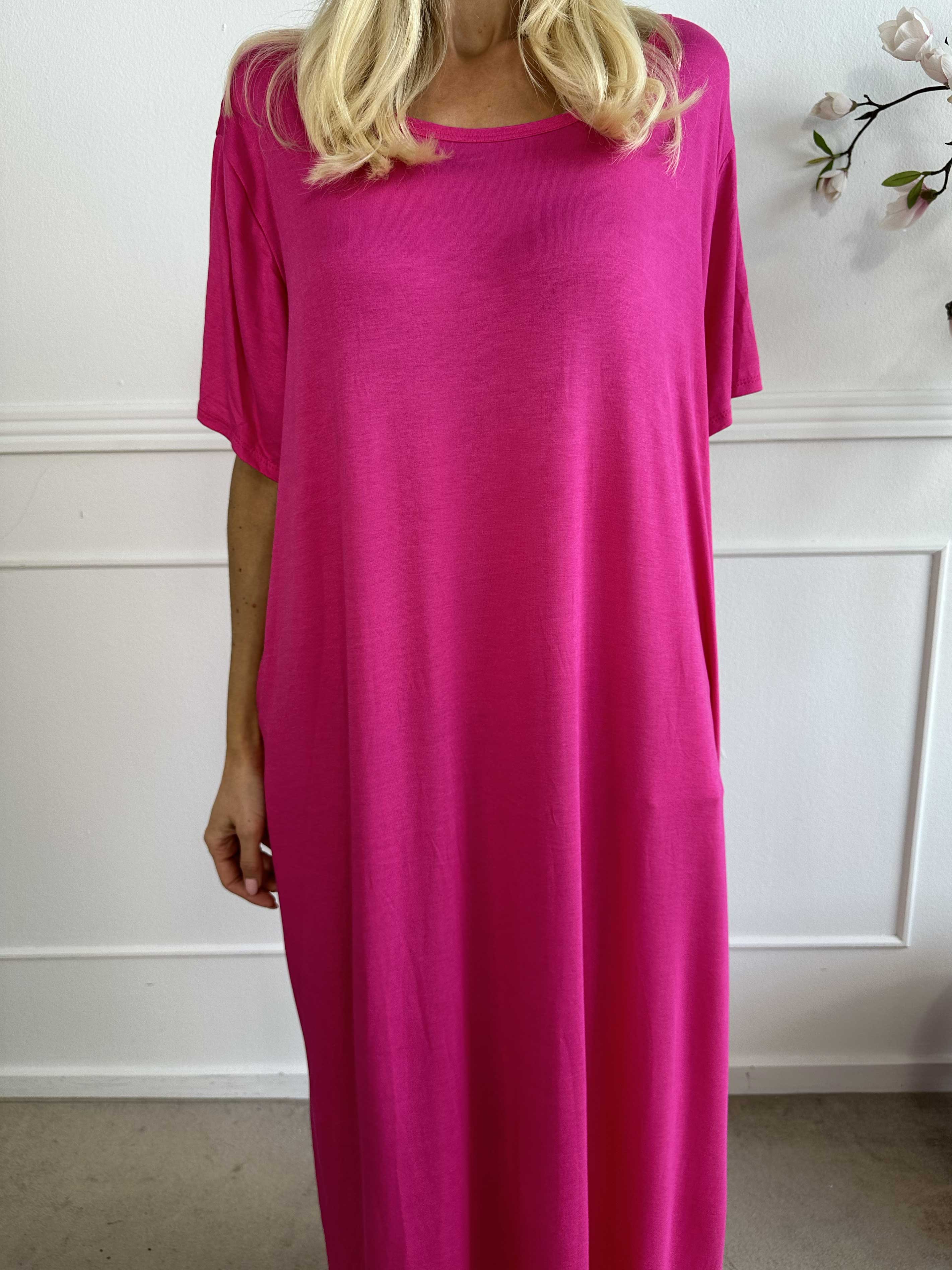 Abbie - Lång t-shirtklänning i viskos som andas
