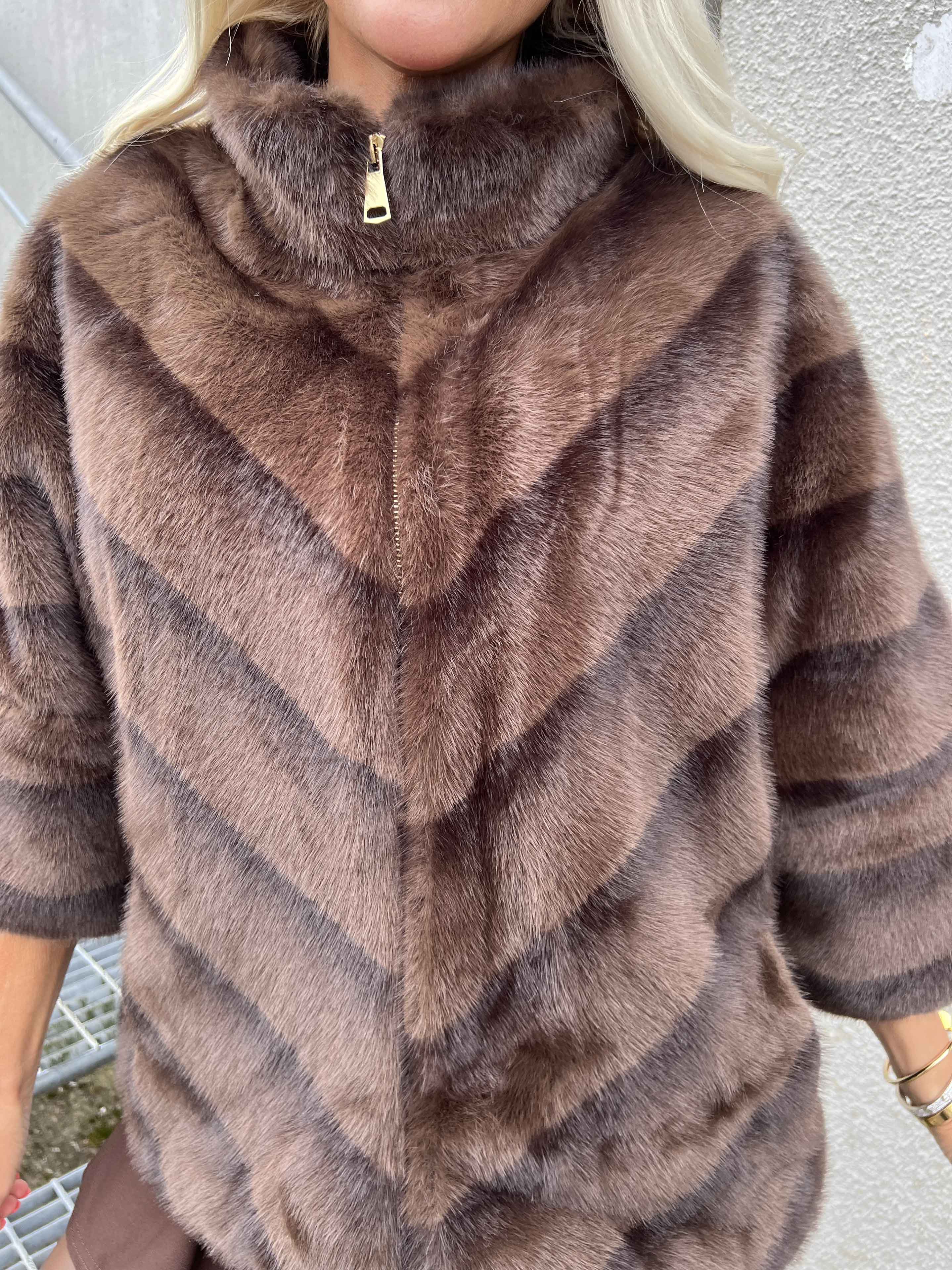 Torrey - Elegant fuskpälsjacka i ljusbeige med 3/4 ärmar