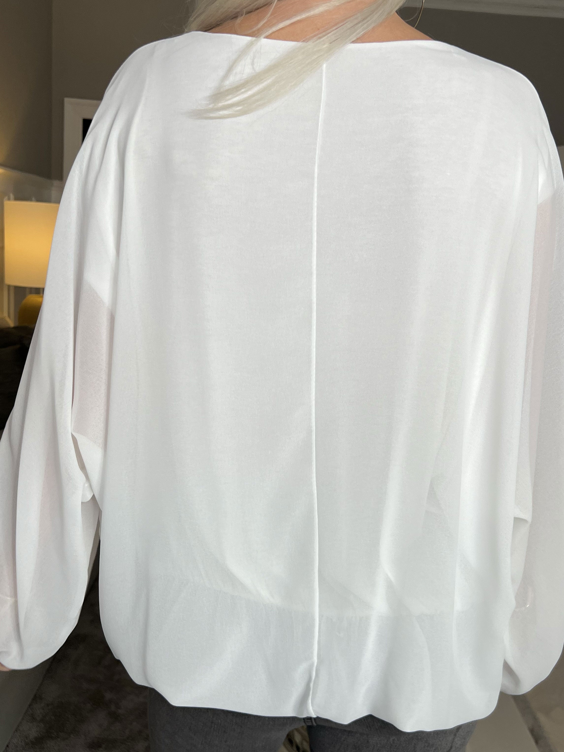 Destiny Plain - Blus i chiffong med fladdermusärmar