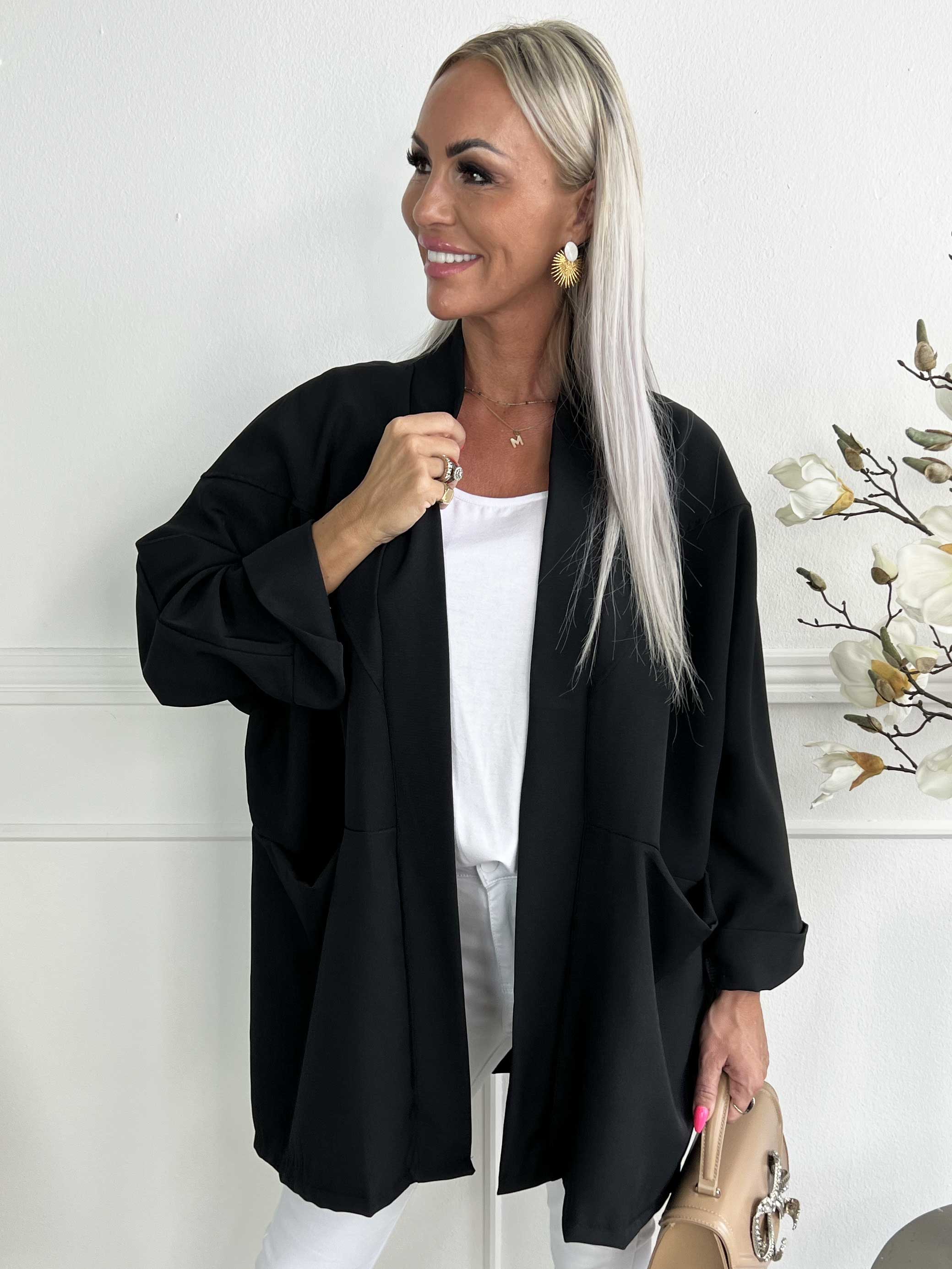 Annah Light Short - Oversized jacka med tydliga sömmar och fickor