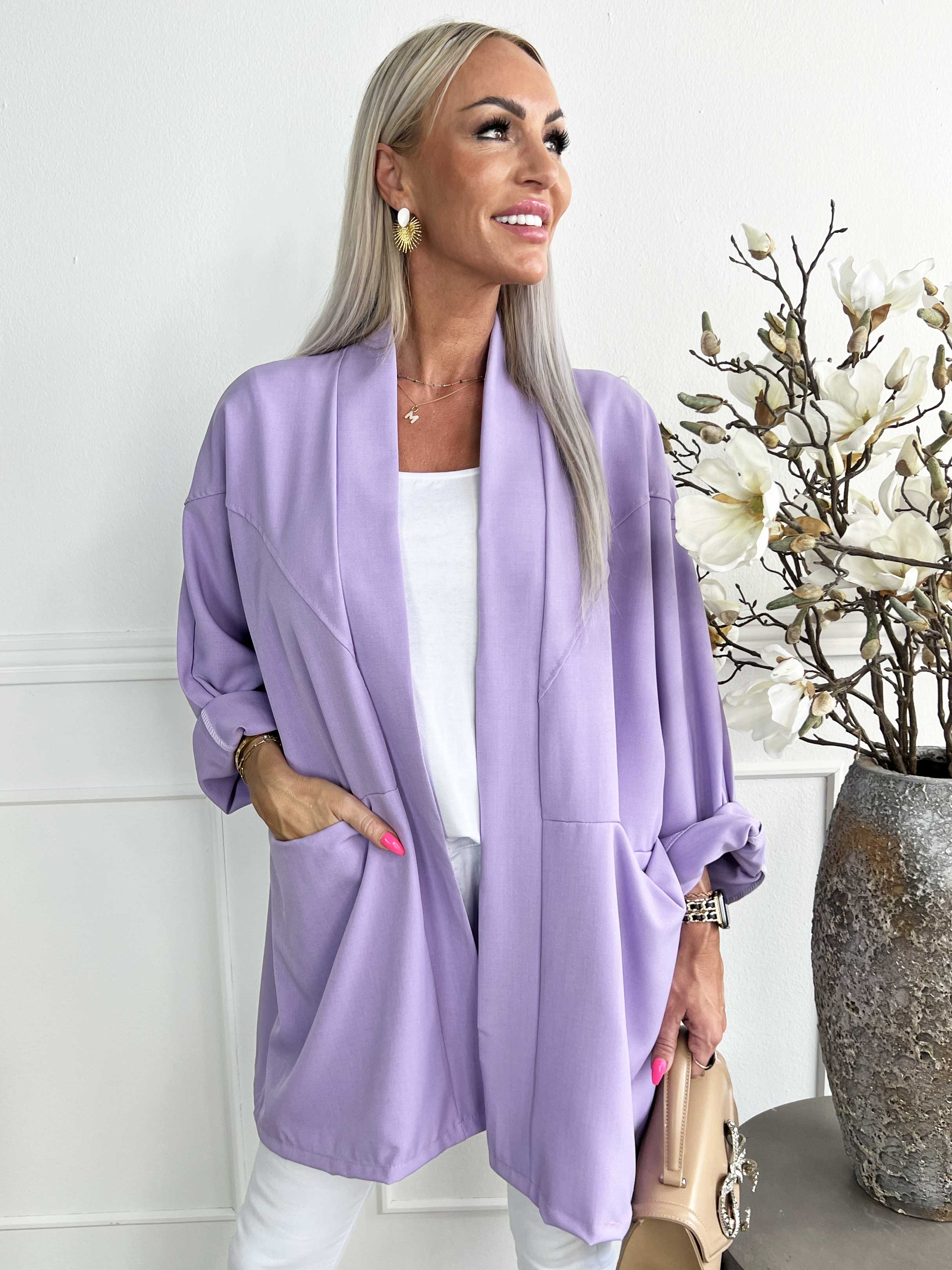 Annah Light Short - Oversized jacka med tydliga sömmar och fickor