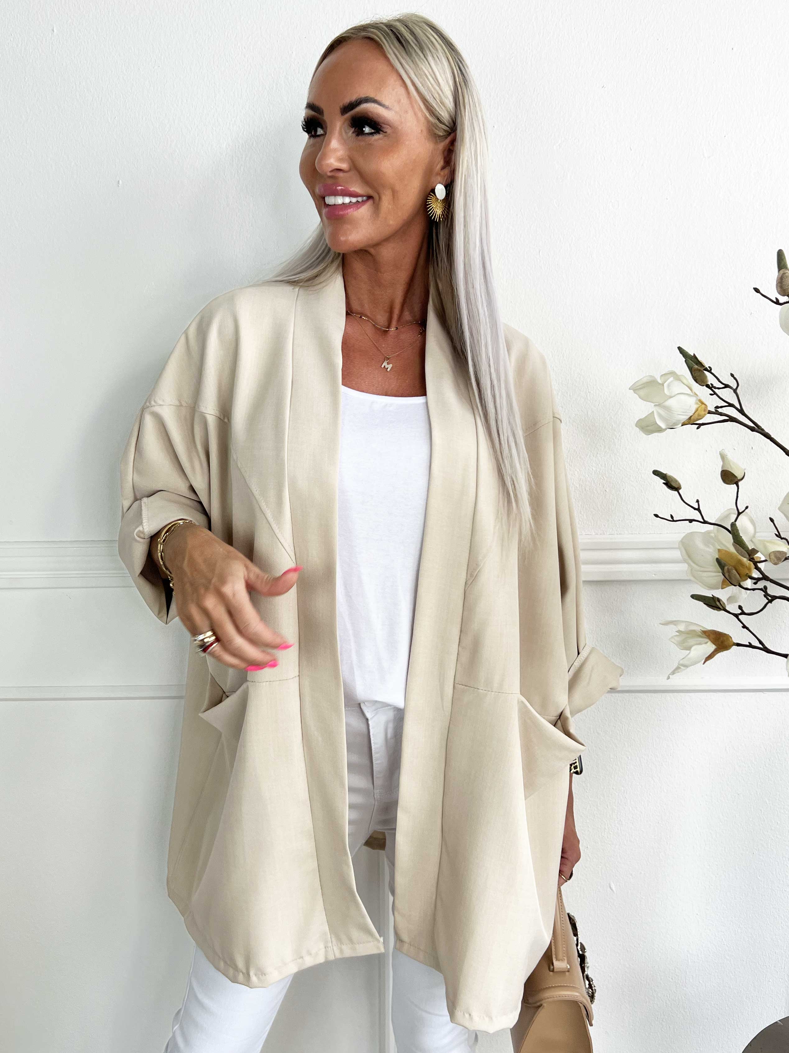 Annah Light Short - Oversized jacka med tydliga sömmar och fickor