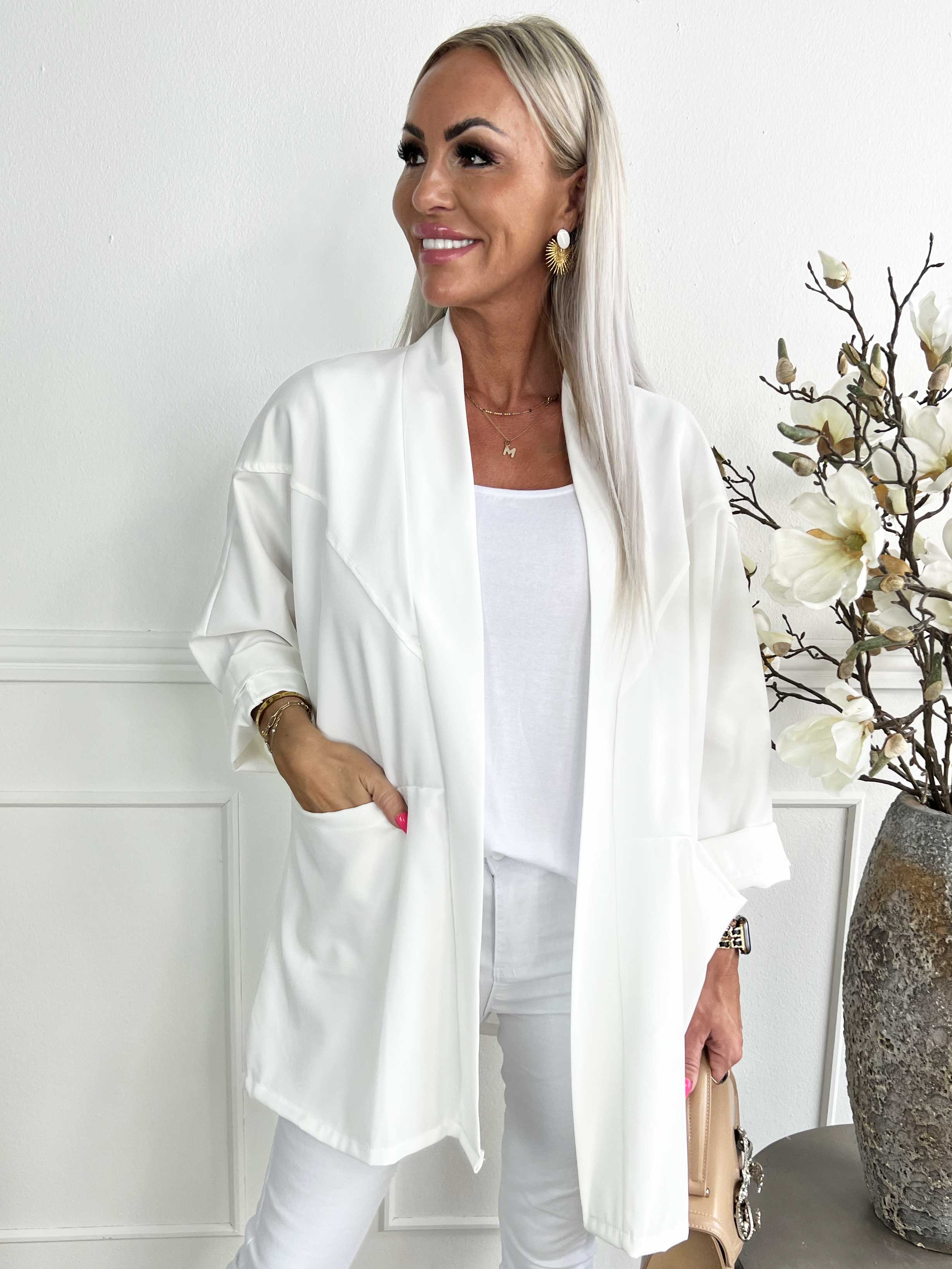 Annah Light Short - Oversized jacka med tydliga sömmar och fickor