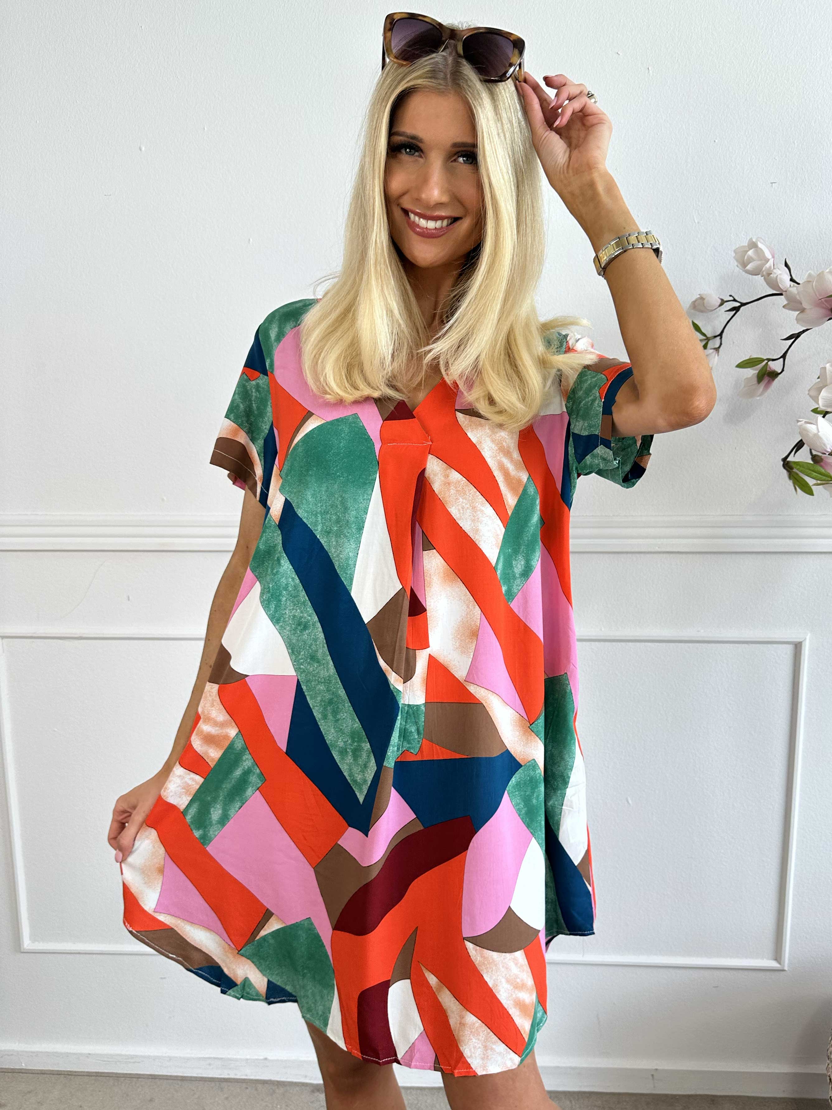 Hilja - Multicolor klänning med v-ringad viskos