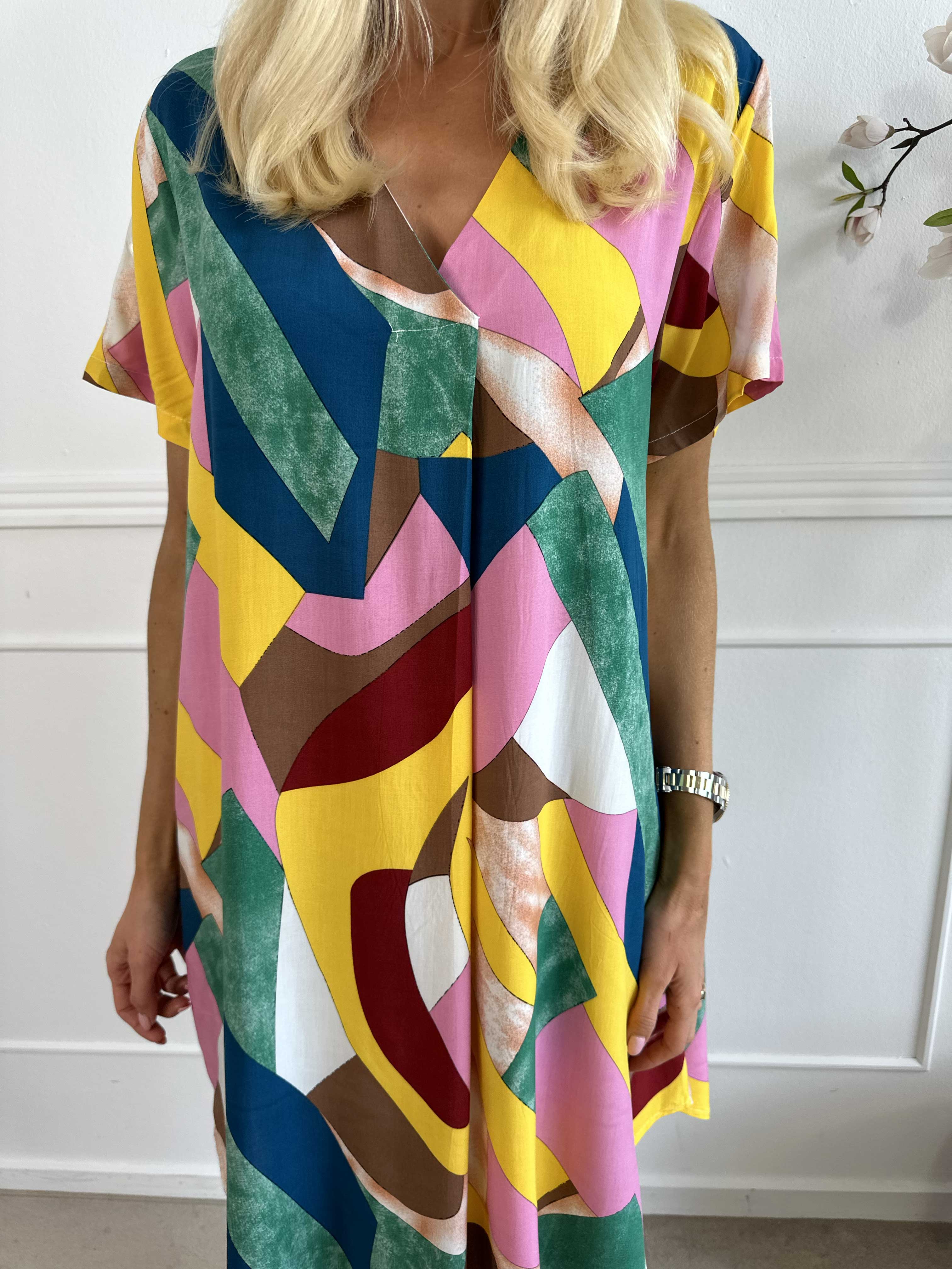Hilja - Multicolor klänning med v-ringad viskos