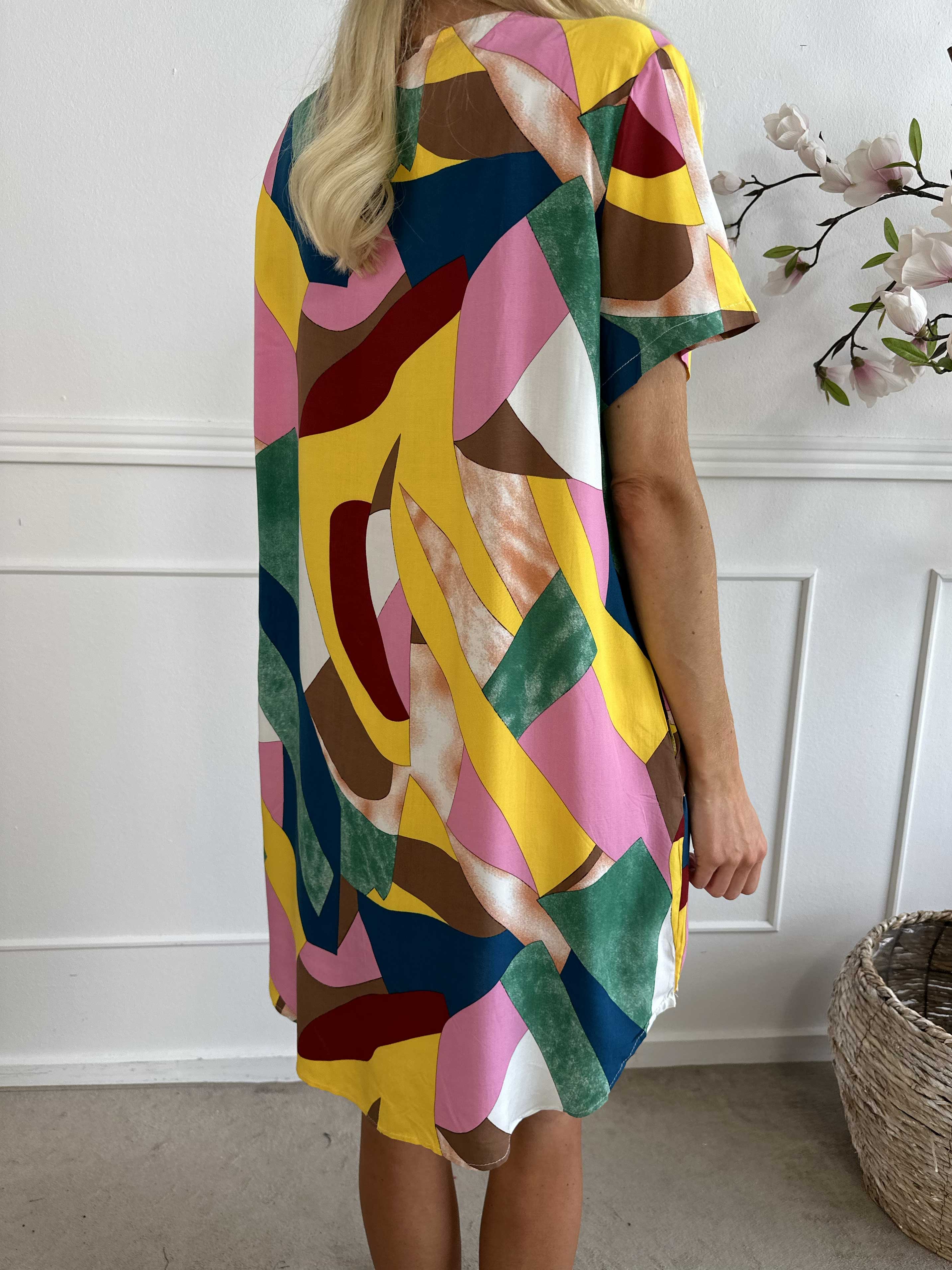 Hilja - Multicolor klänning med v-ringad viskos