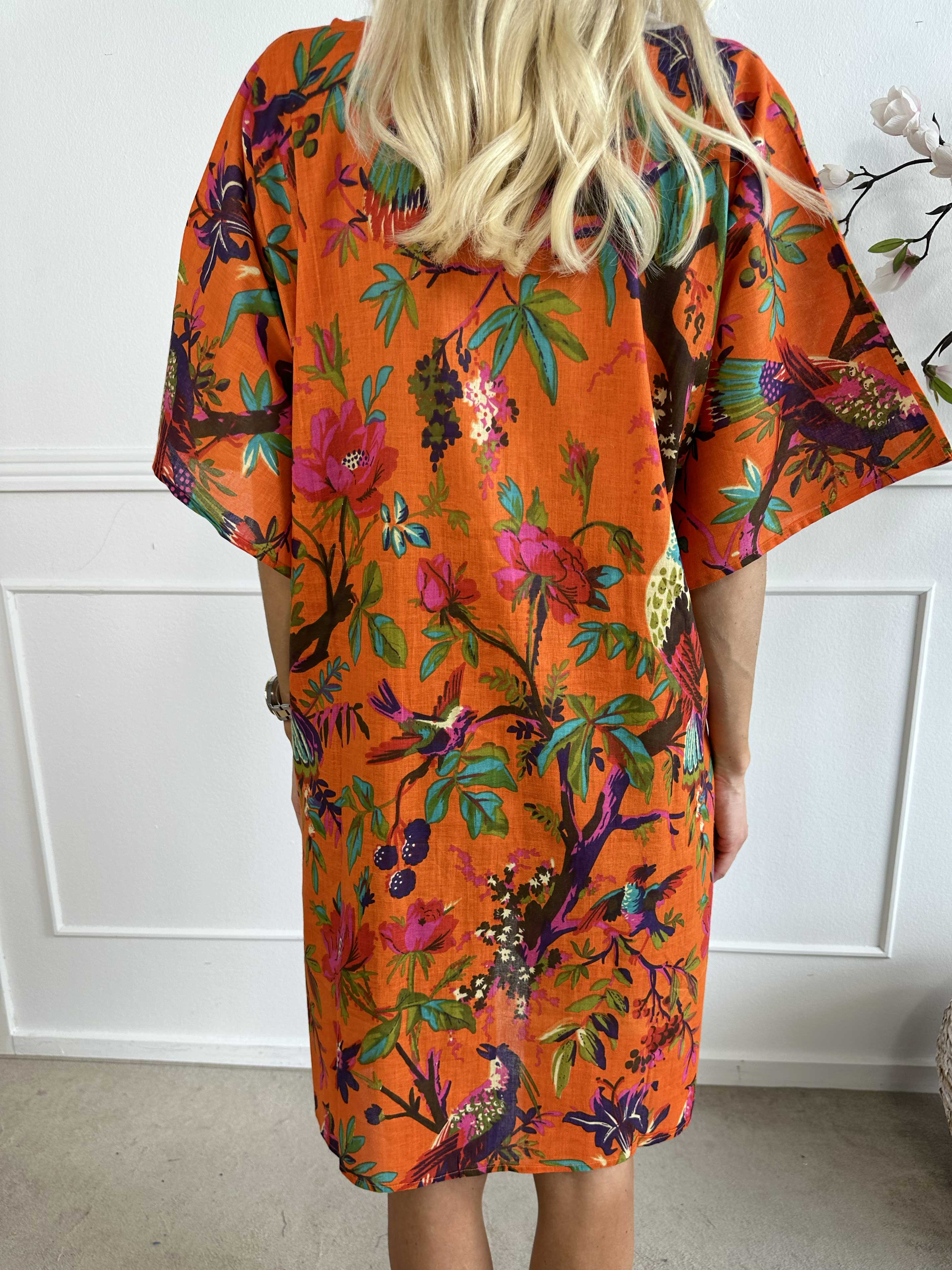 Xenia - Söt blommig tunika med knytband i midjan