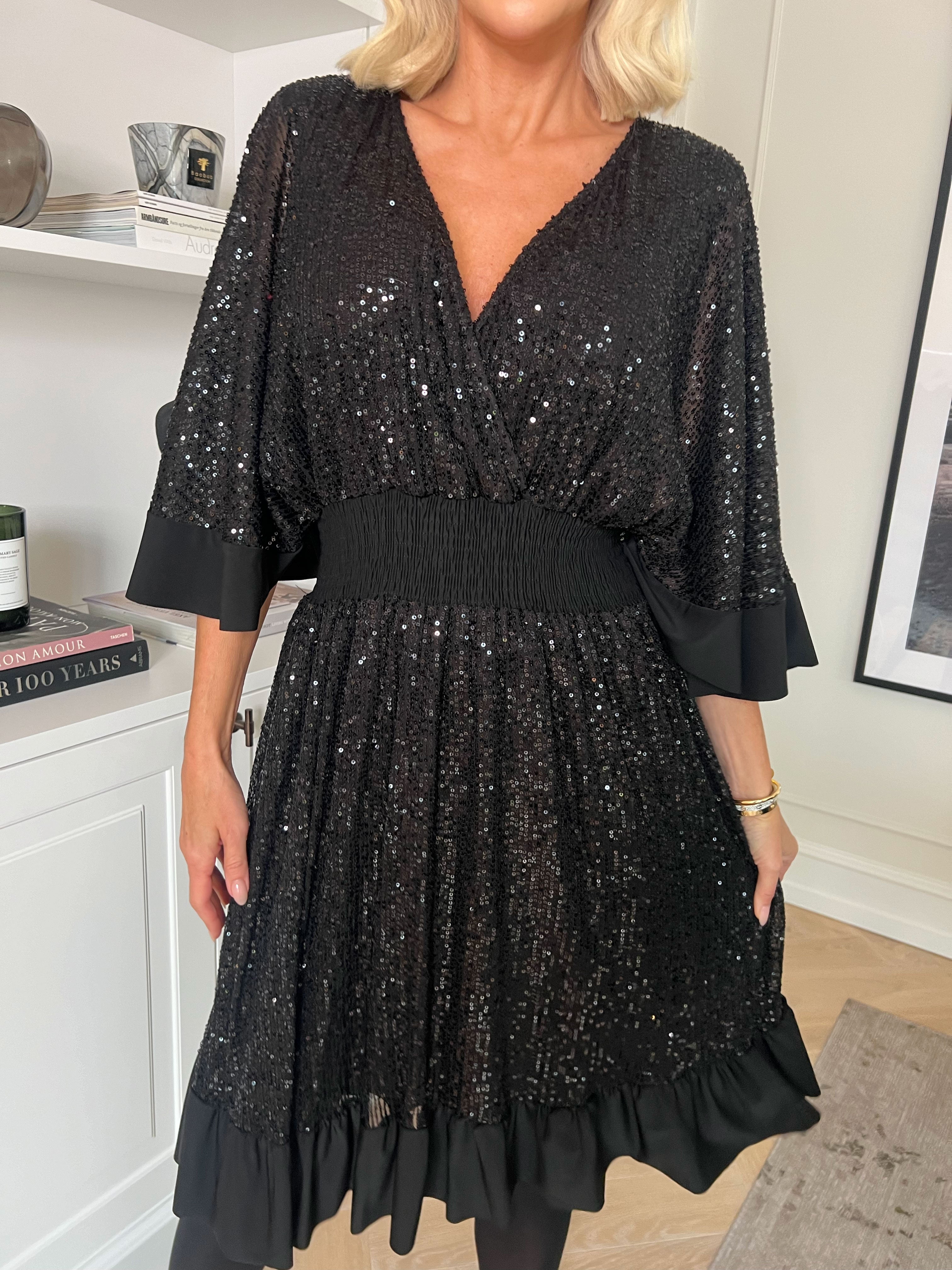 Pamela Glitter Short - Paljettklänning i plus size med volanger och smock