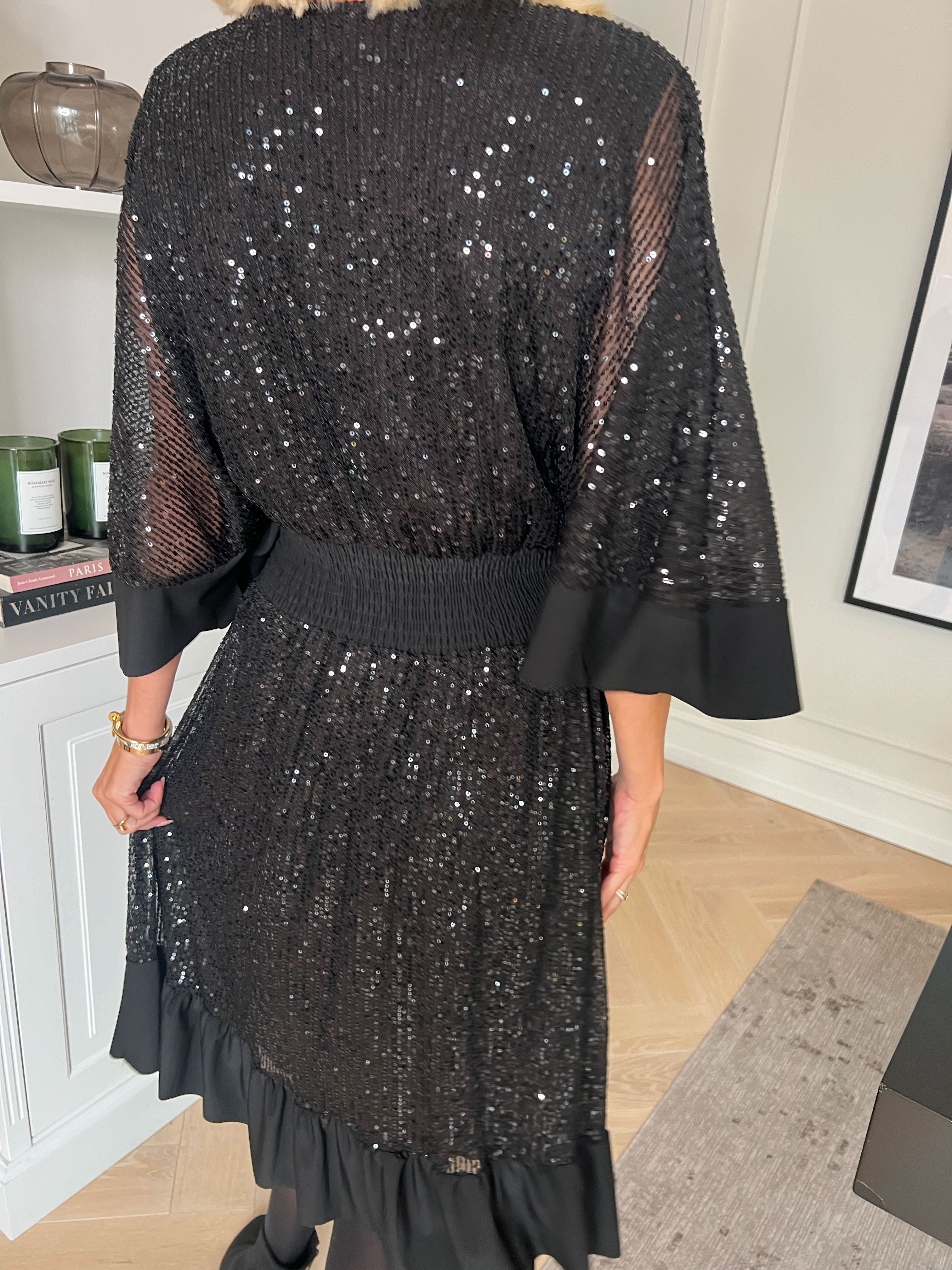 Pamela Glitter Short - Paljettklänning i plus size med volanger och smock
