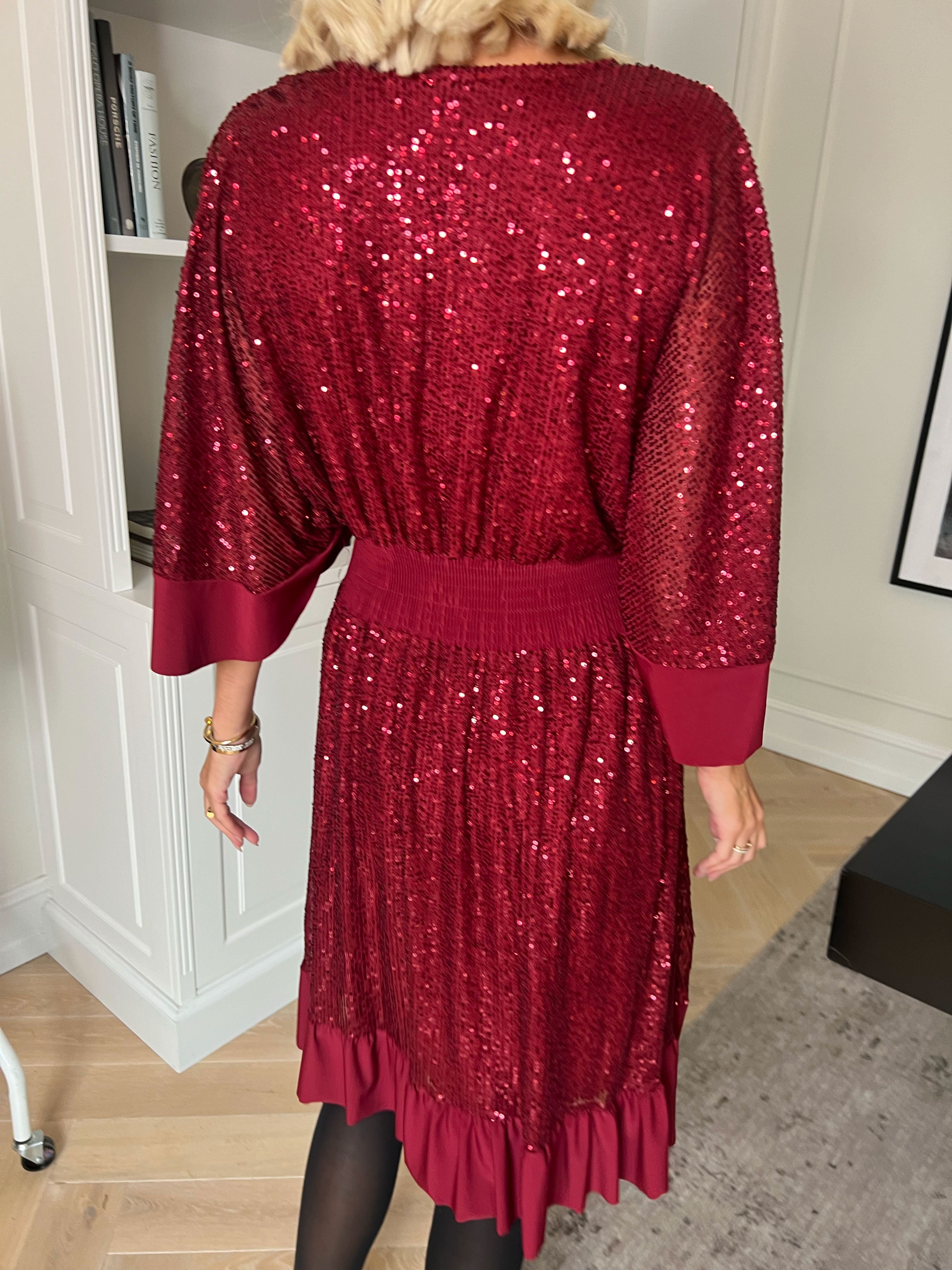 Pamela Glitter Short - Paljettklänning i plus size med volanger och smock