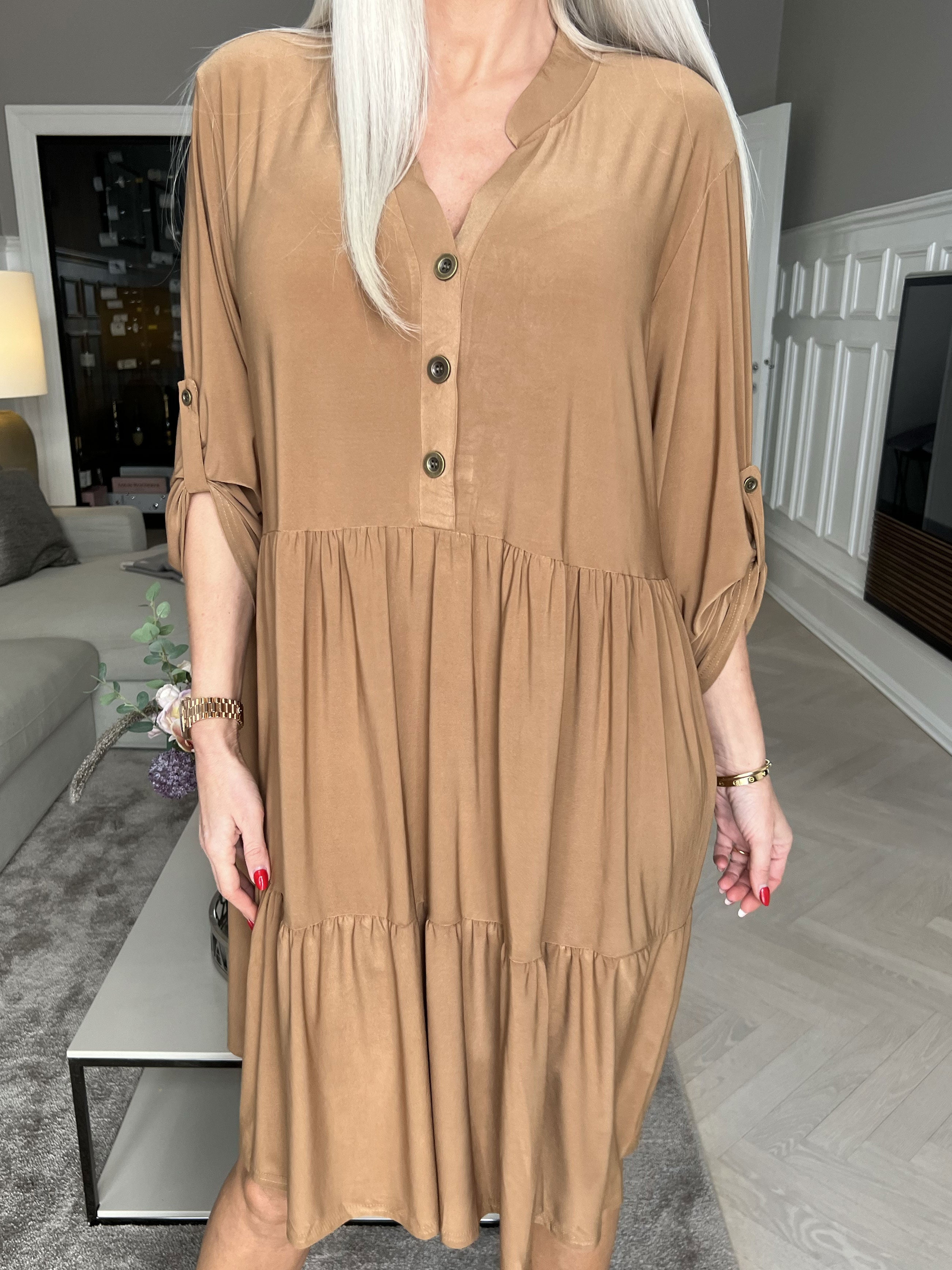 Milano Plain Midi - Enfärgad klänning med lager på lager look