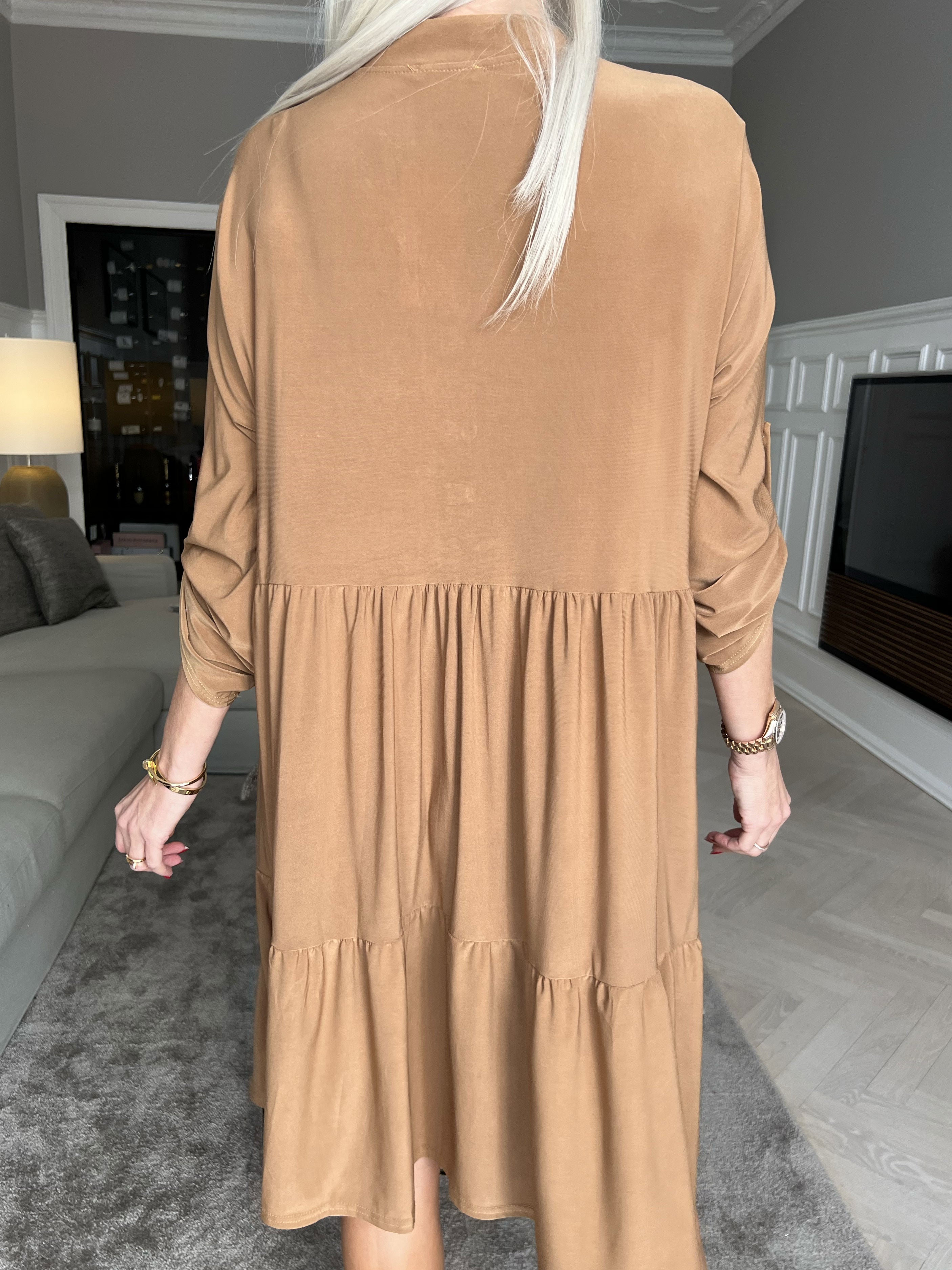 Milano Plain Midi - Enfärgad klänning med lager på lager look