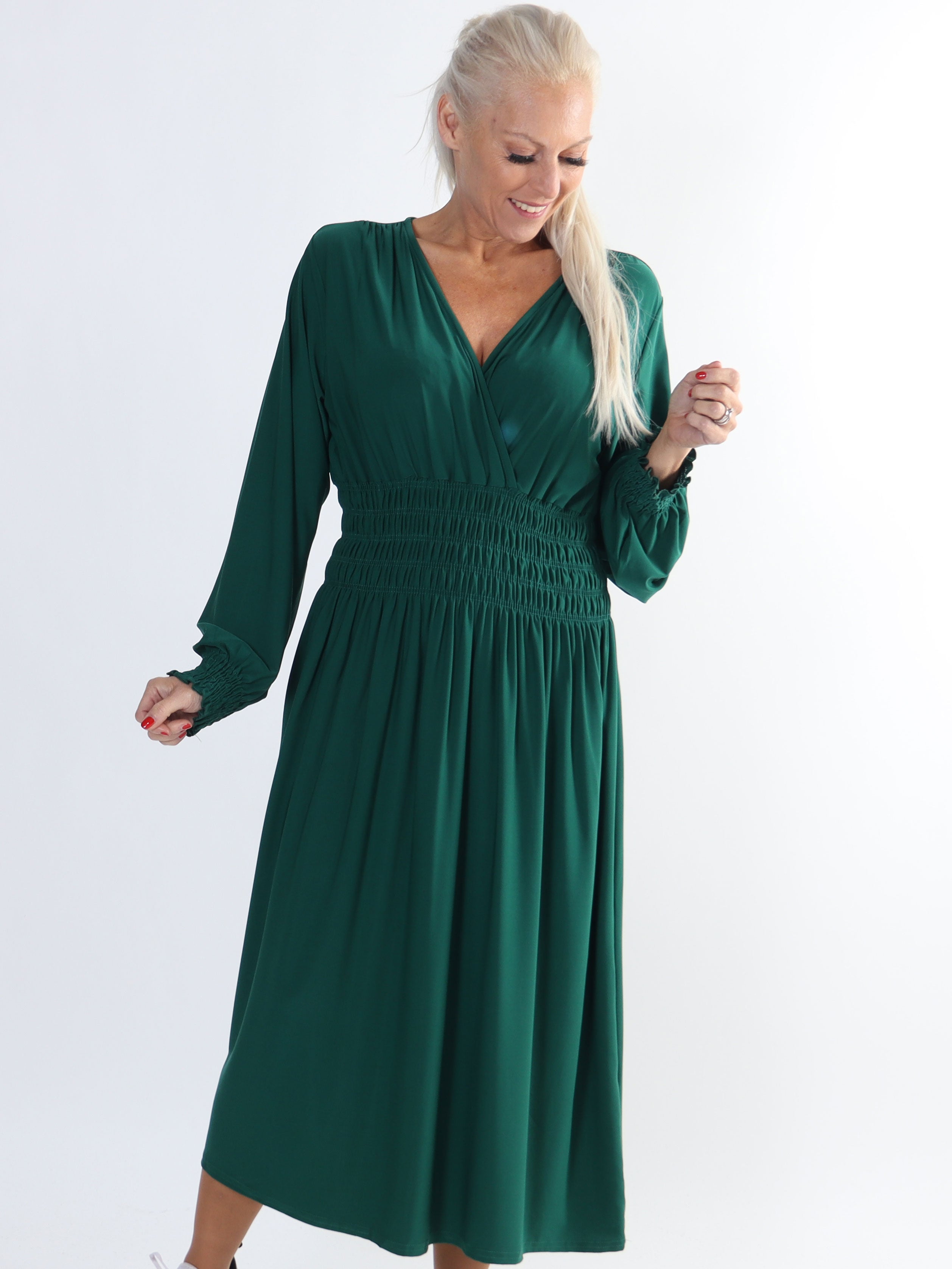 Pams Plain Midi L/S - Elastisk klänning i plus size med smock