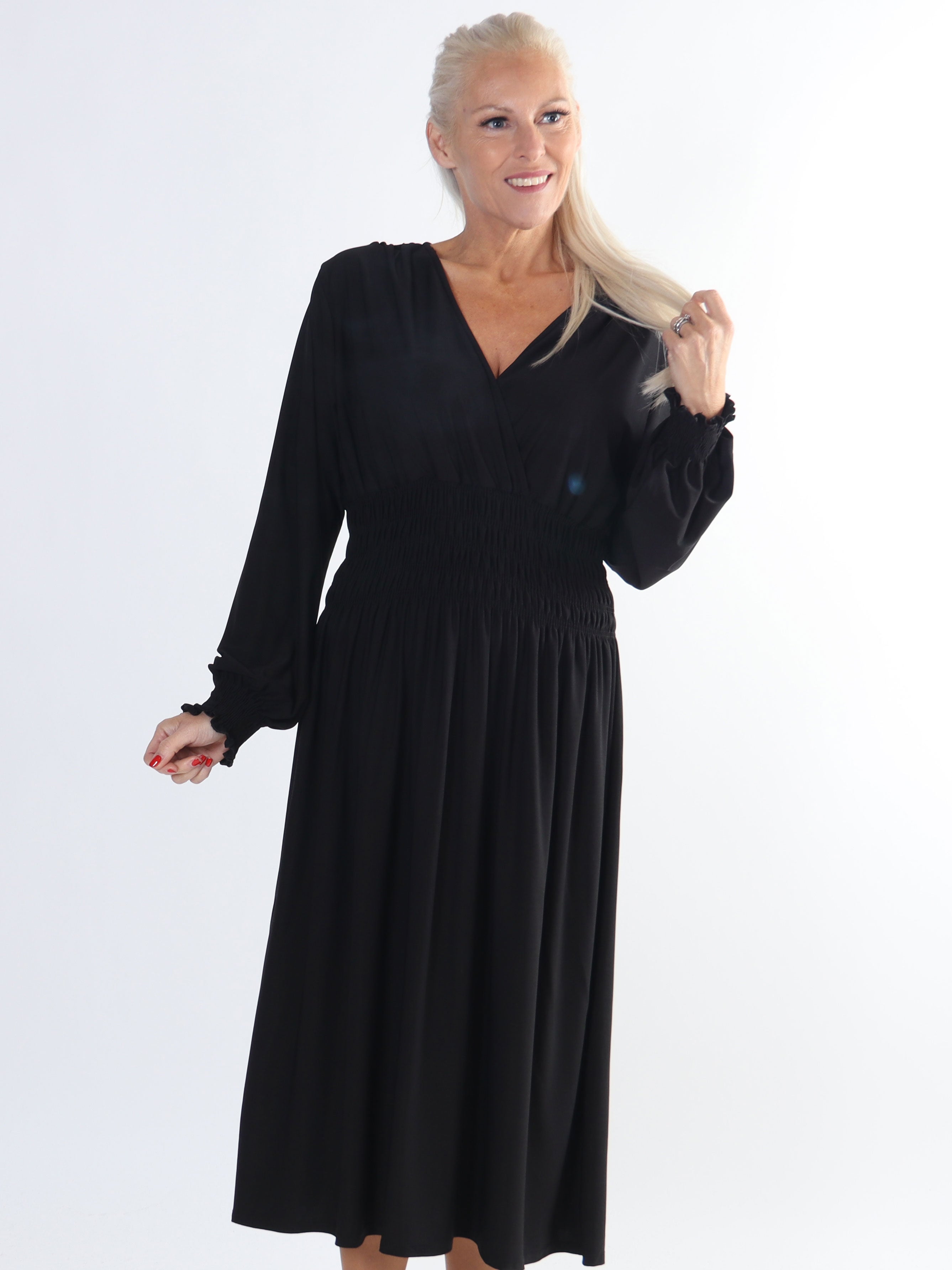 Pams Plain Midi L/S - Elastisk klänning i plus size med smock