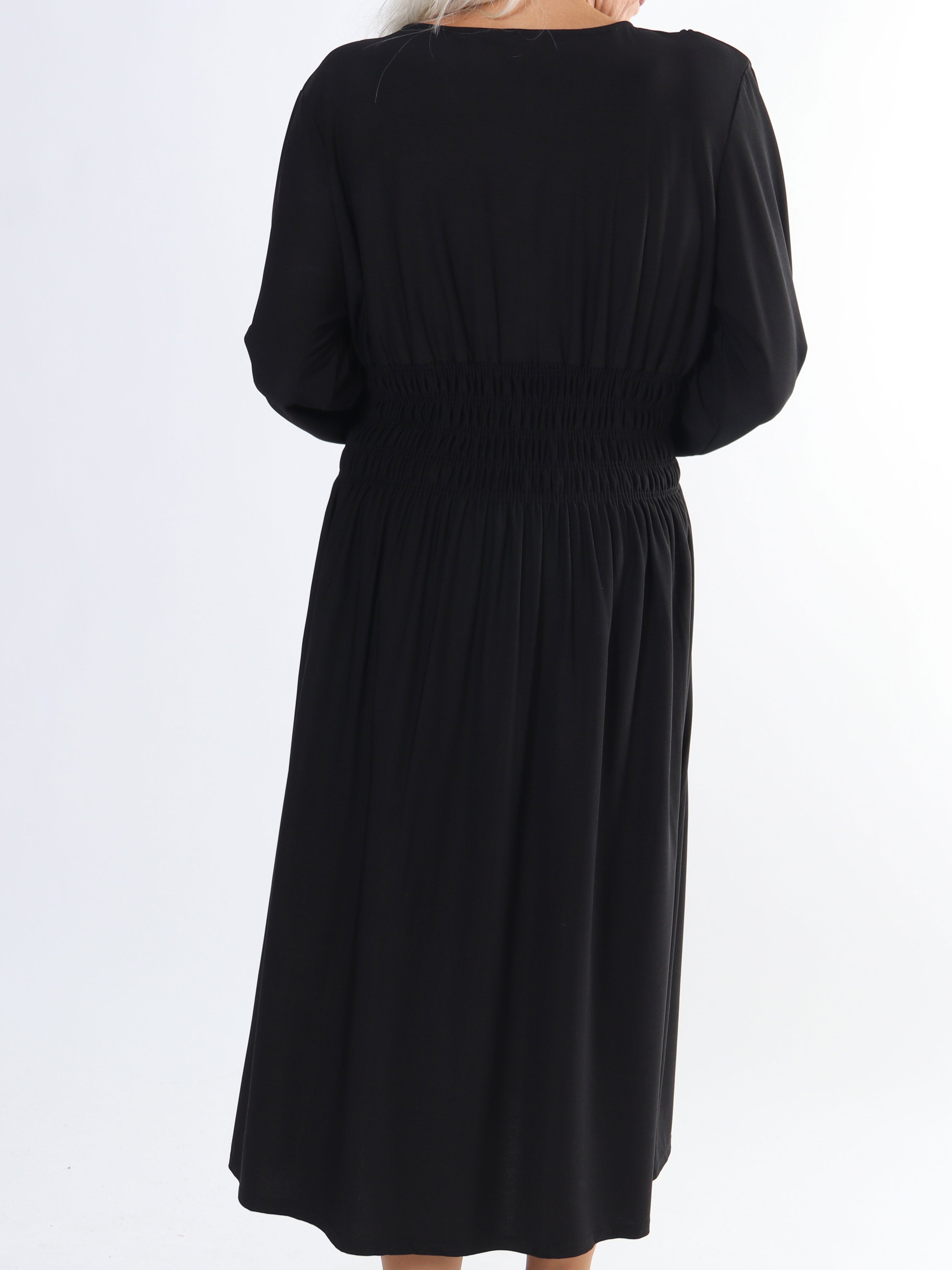 Pams Plain Midi L/S - Elastisk klänning i plus size med smock