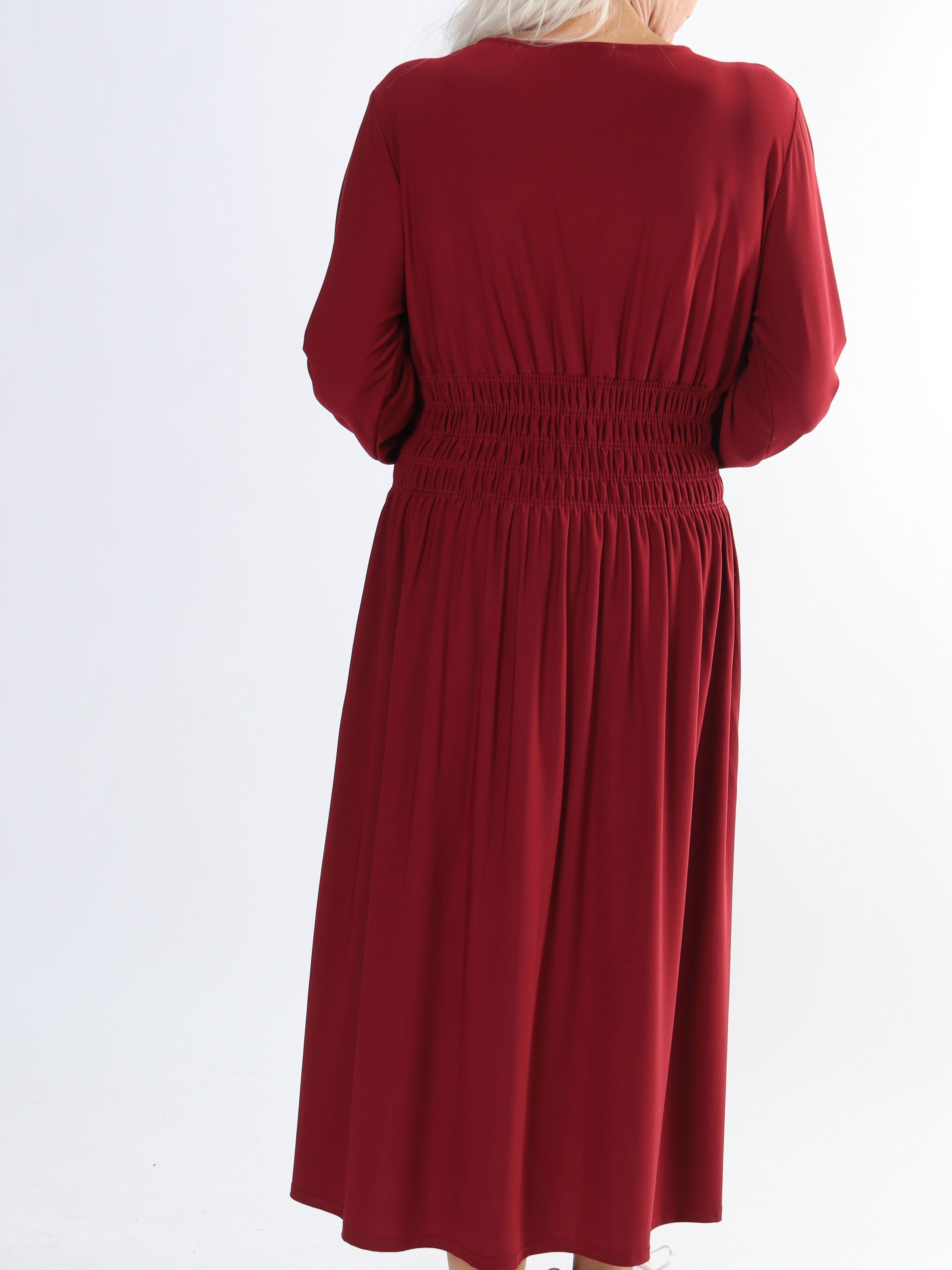 Pams Plain Midi L/S - Elastisk klänning i plus size med smock