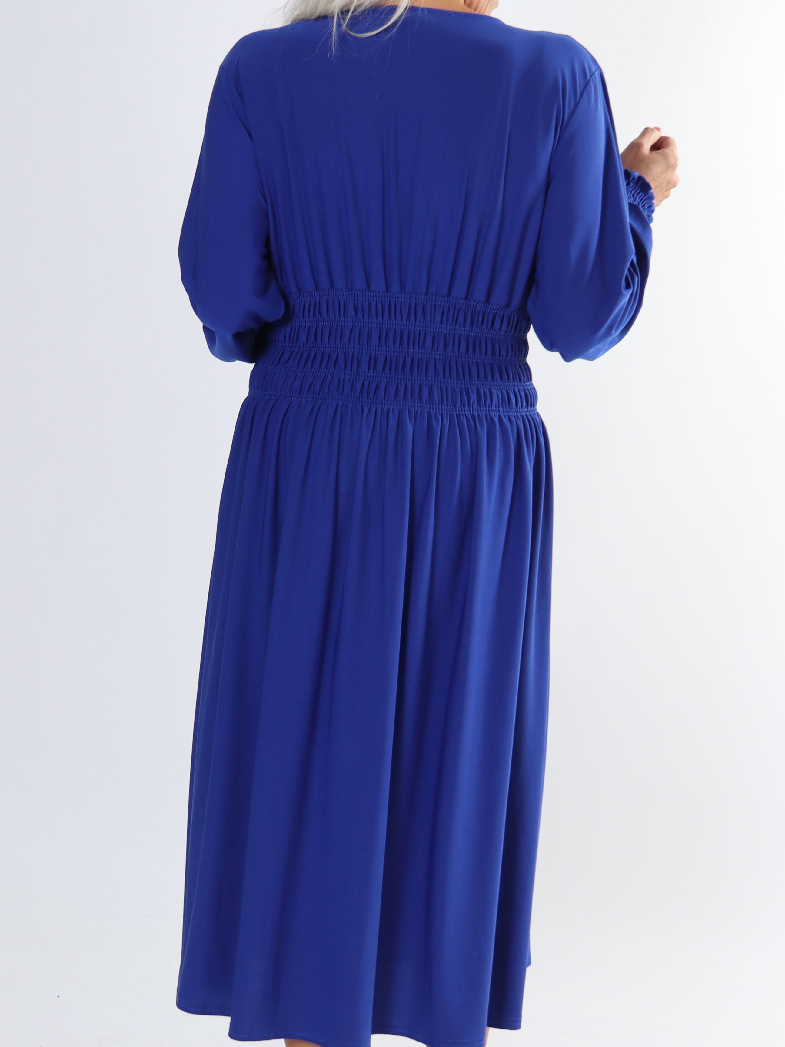 Pams Plain Midi L/S - Elastisk klänning i plus size med smock