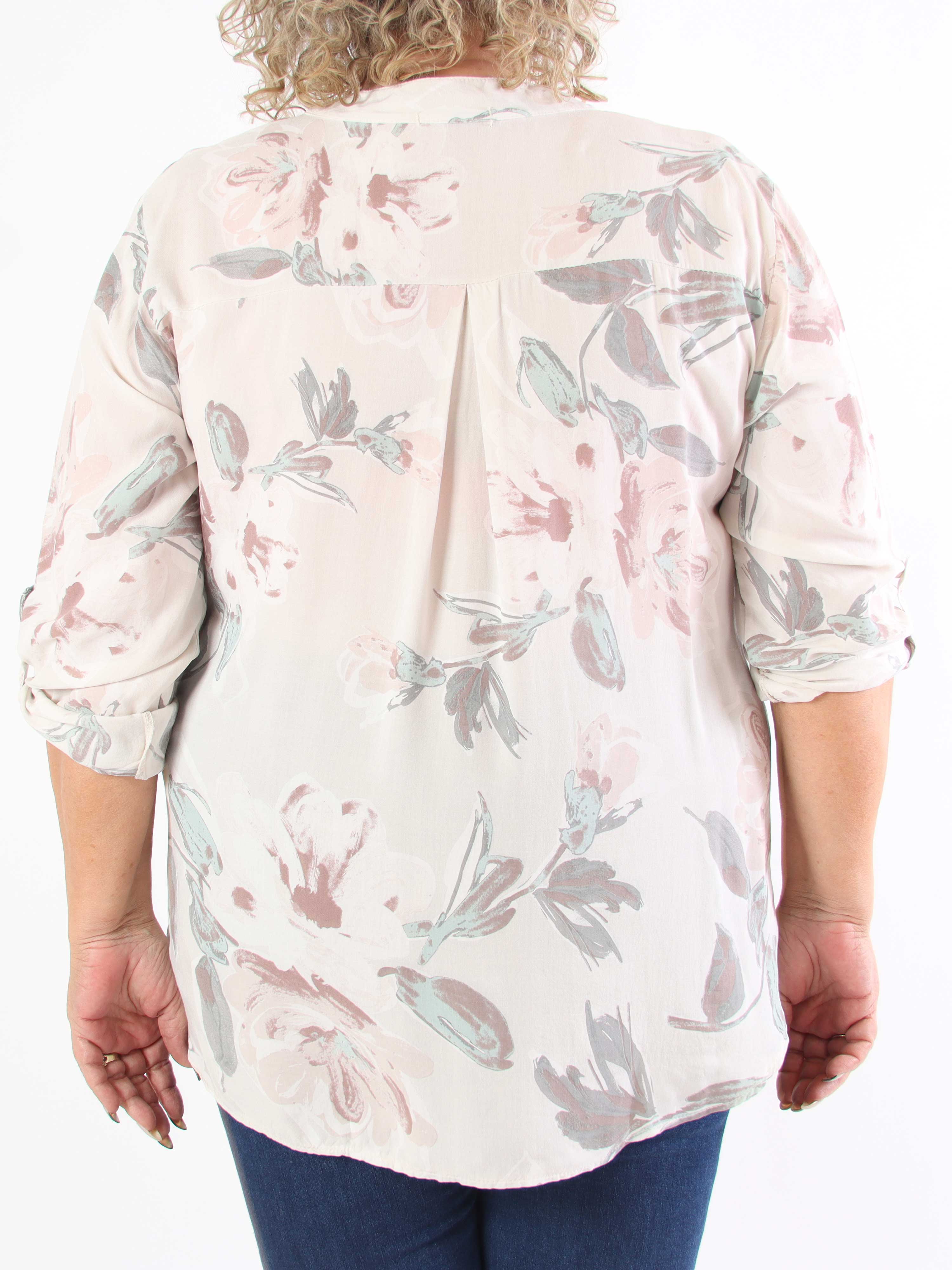 Ella - Söt plus size-tunika i viskos med blommiga motiv