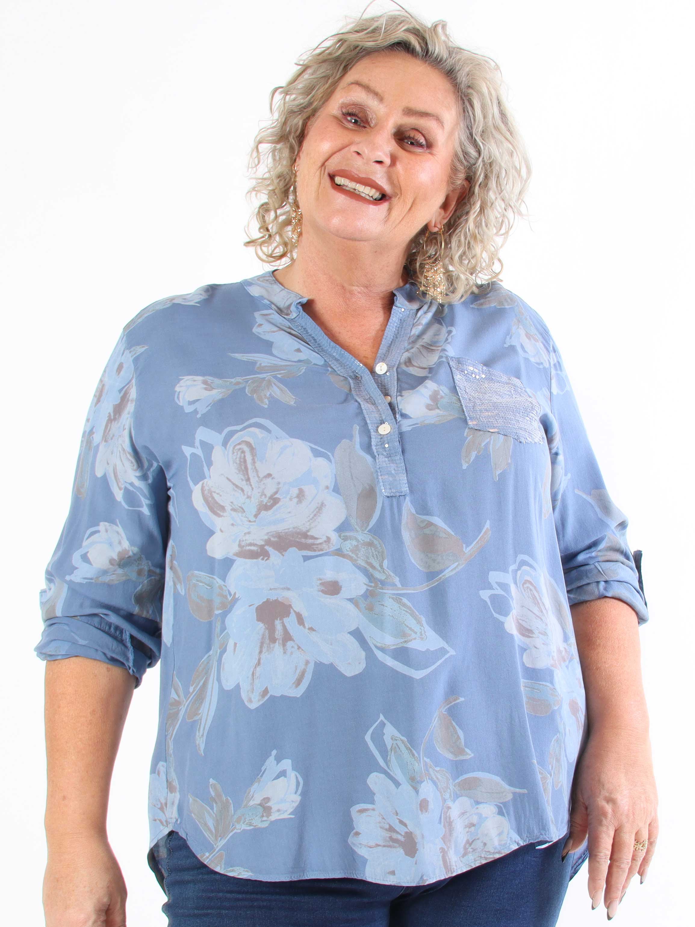 Ella - Söt plus size-tunika i viskos med blommiga motiv