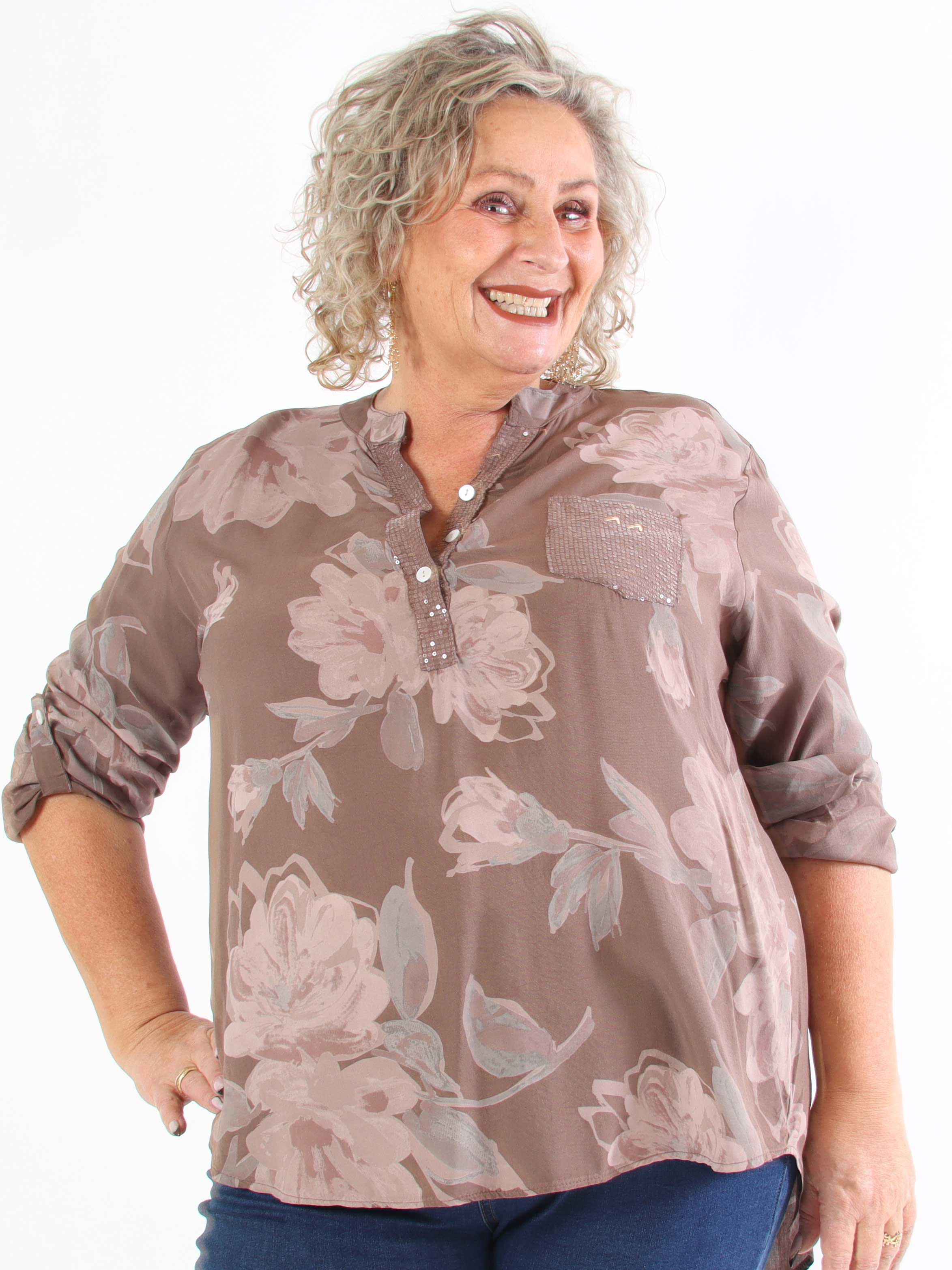 Ella - Söt plus size-tunika i viskos med blommiga motiv