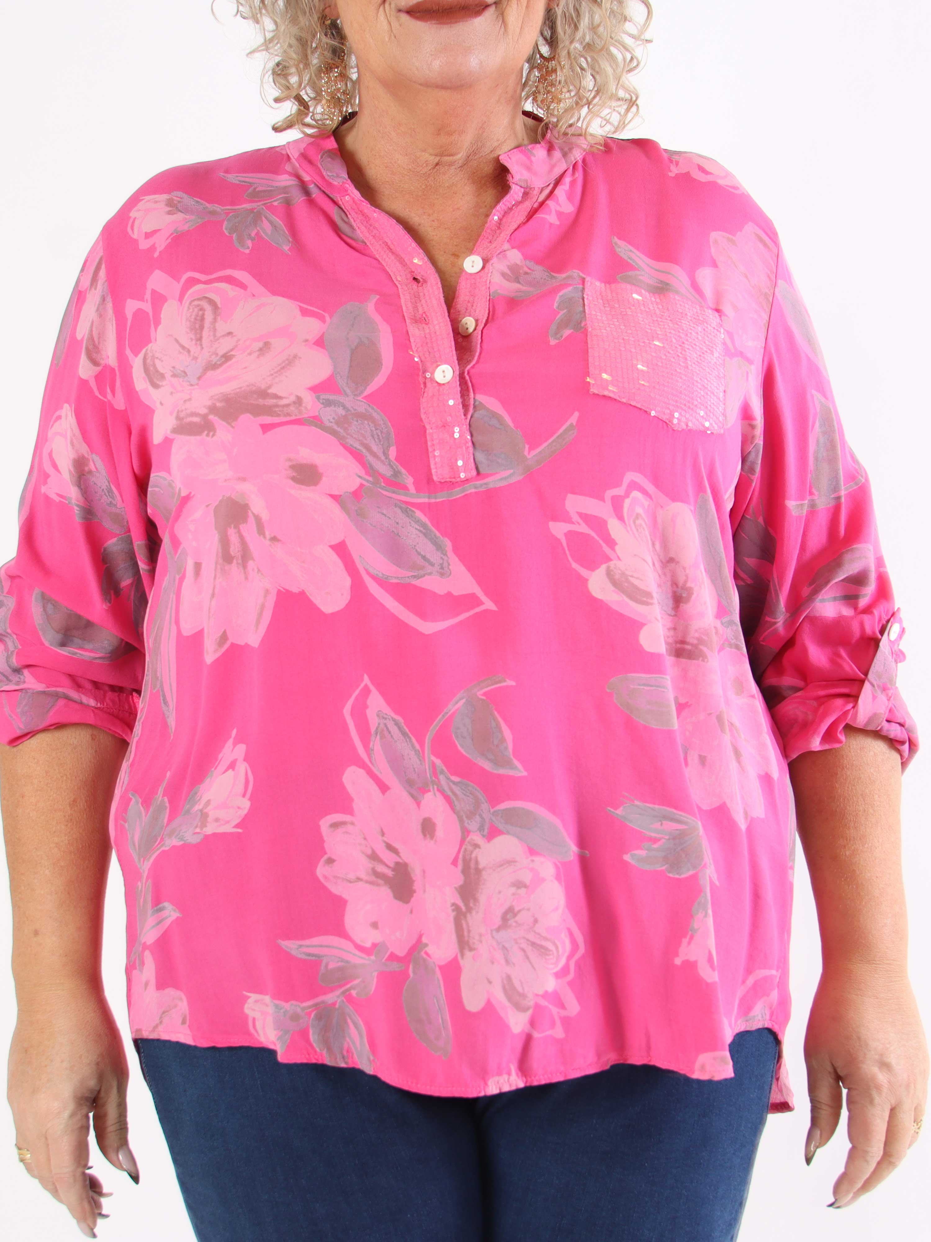 Ella - Söt plus size-tunika i viskos med blommiga motiv