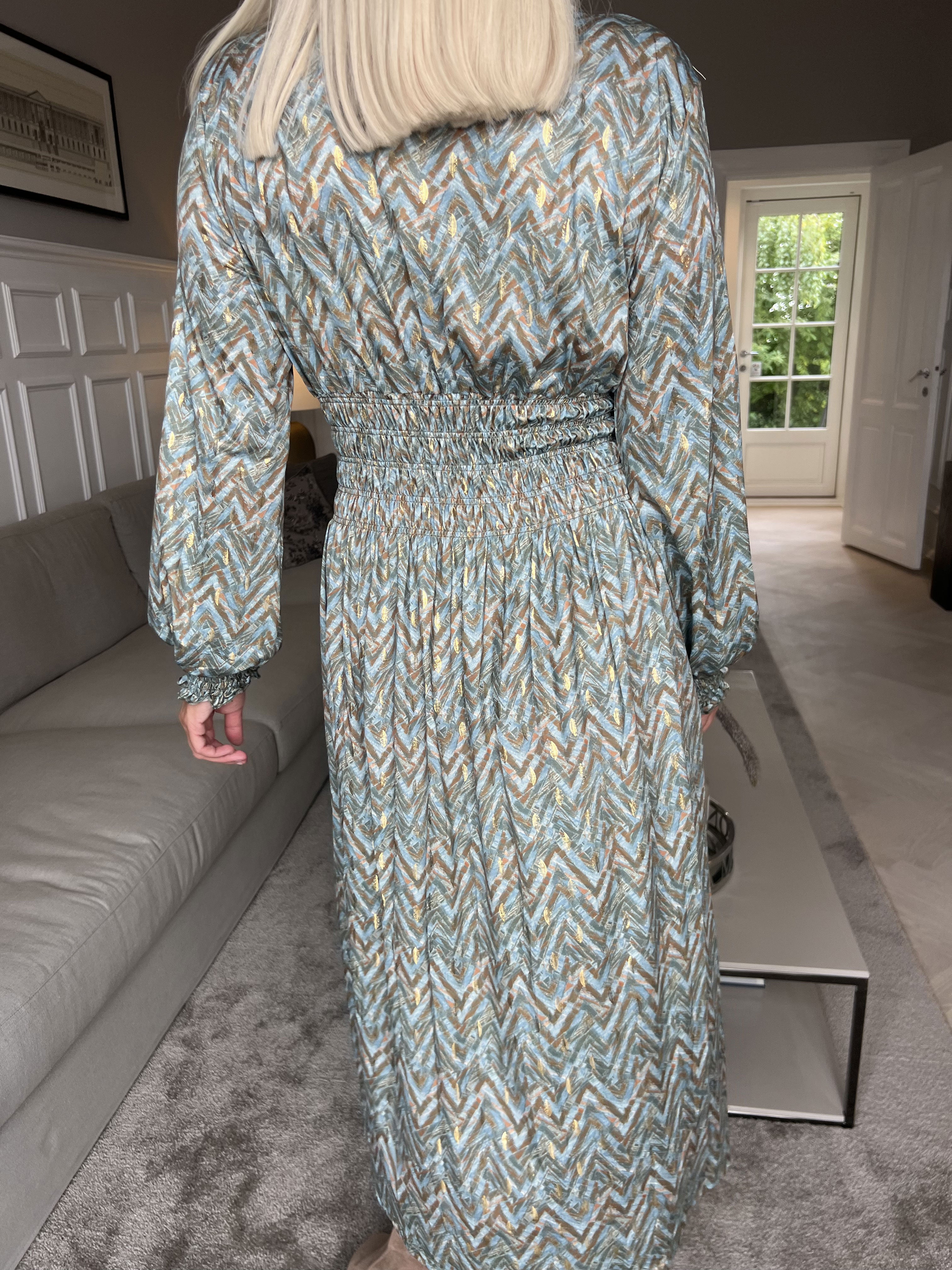 Pams ZigZag Midi L/S - Elastisk klänning i skrynkelfritt tyg med långa ärmar