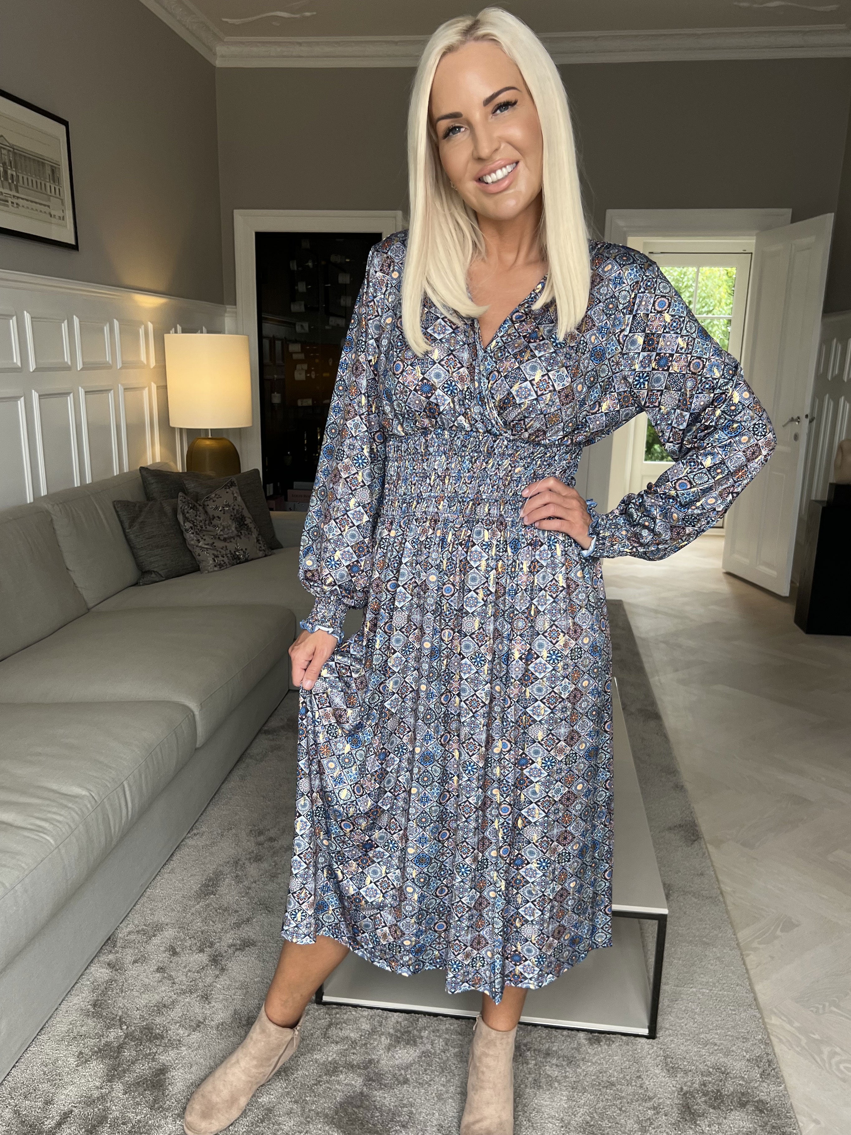 Pams Mosaic Midi L/S - Elastisk klänning i skrynkelfritt tyg med långa ärmar