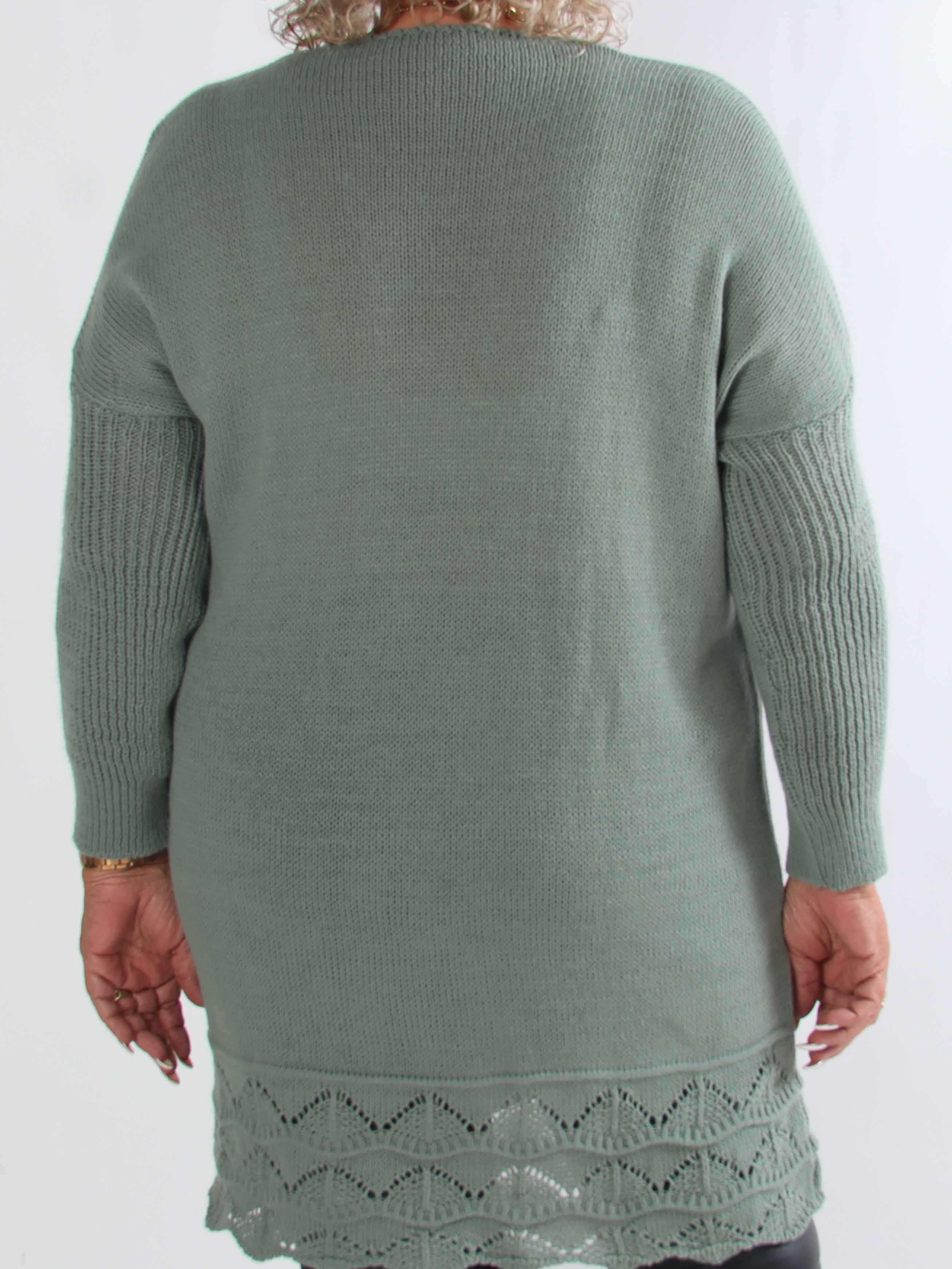 Rebeca Gold - Stickad plus size blus med VOGUE och mönster nedtill