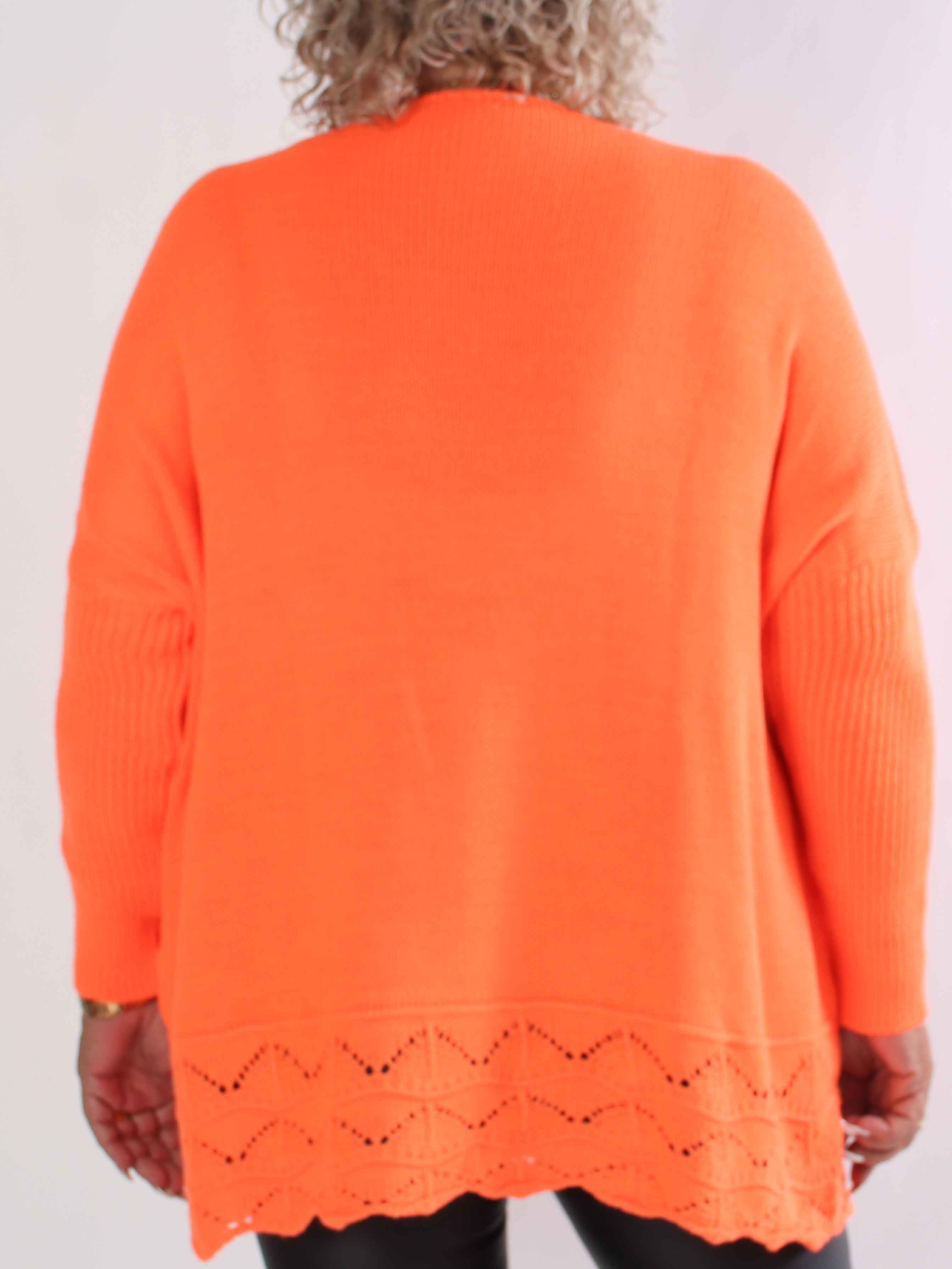 Rebeca - Enfärgad stickad plus size blus med mönster nedtill