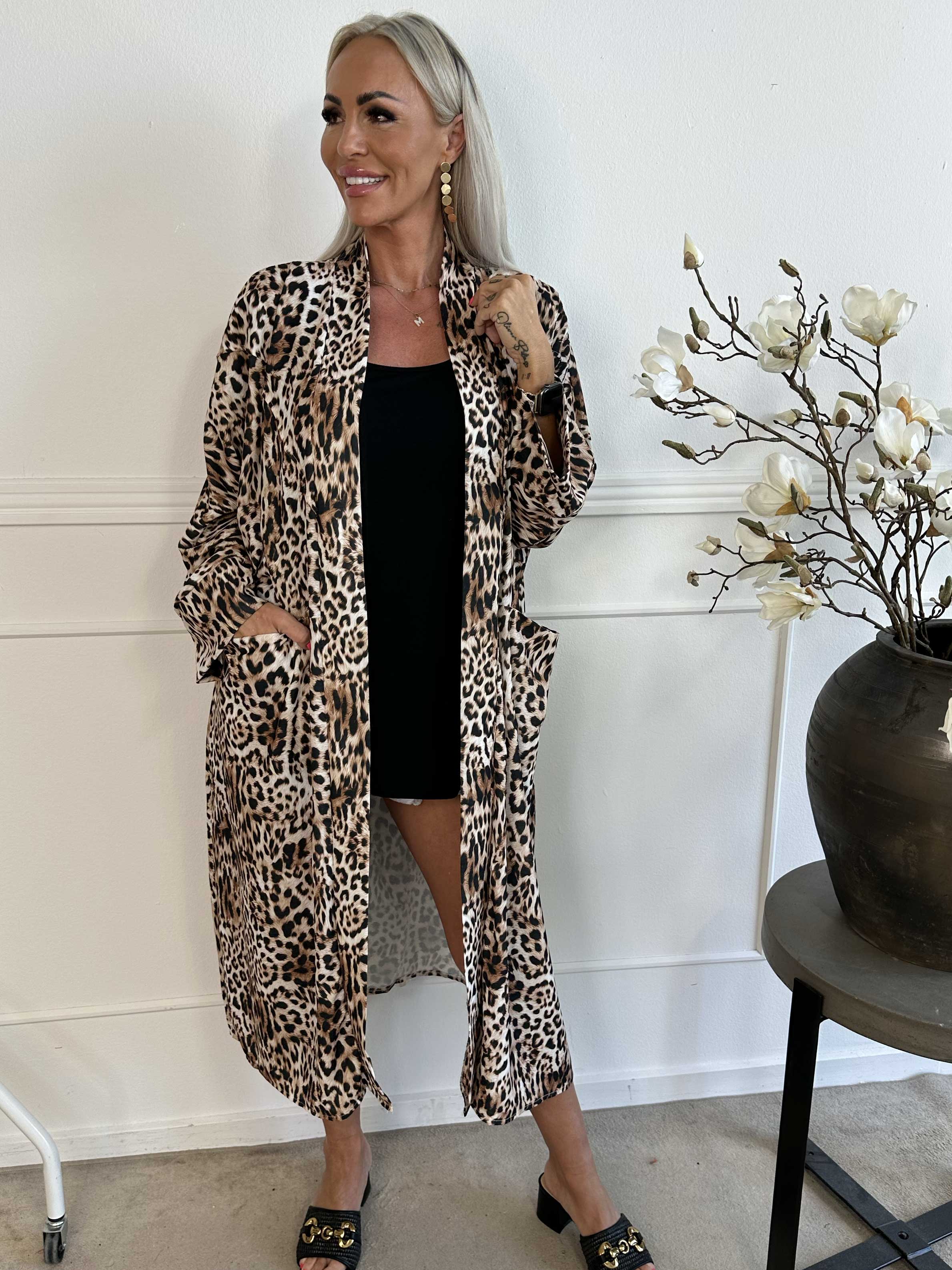 Annah Light Leo - Oversized sommarjacka med tydliga sömmar och fickor