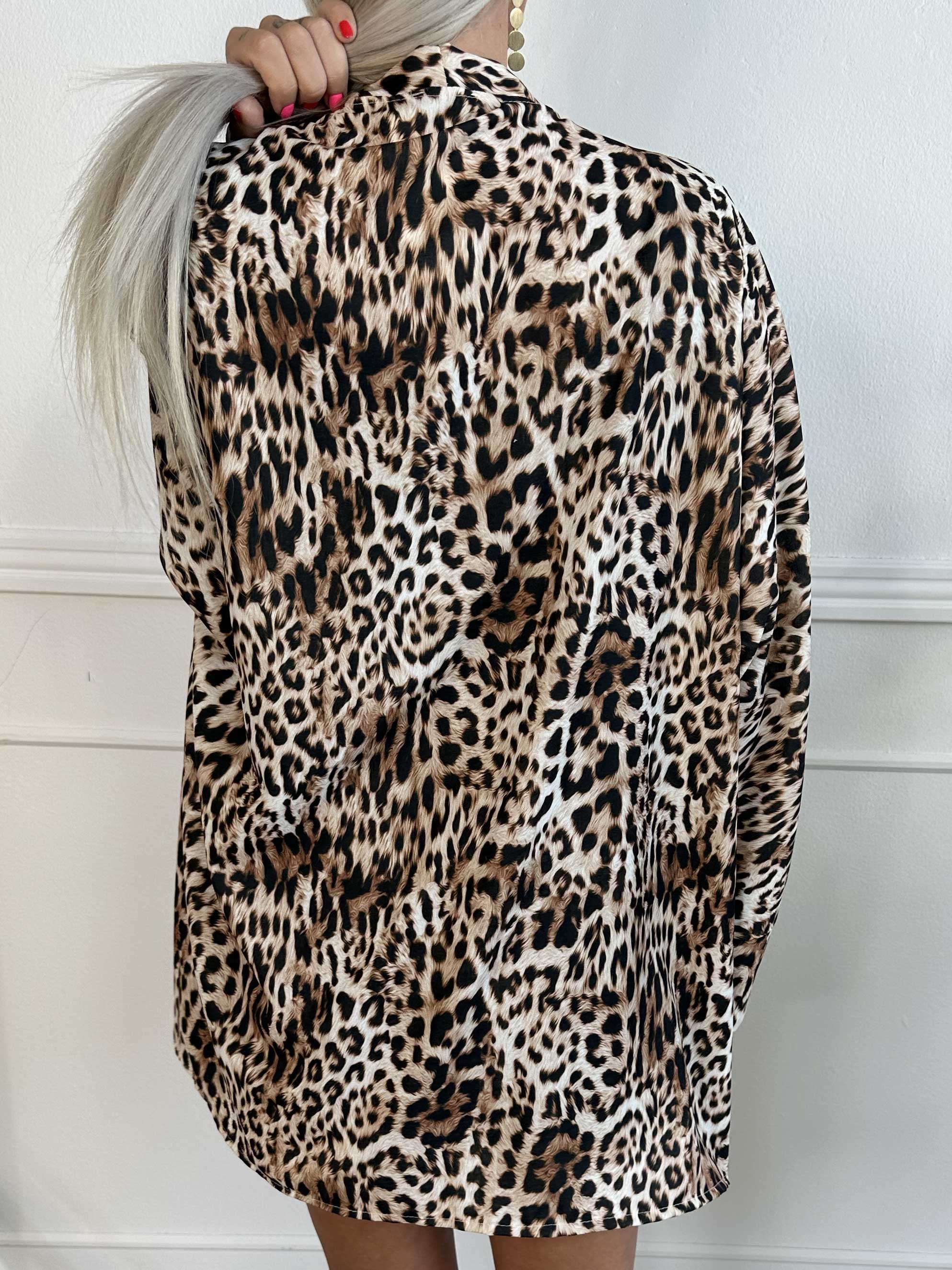 Annah Light Leo Short - Oversized sommarjacka med tydliga sömmar och fickor