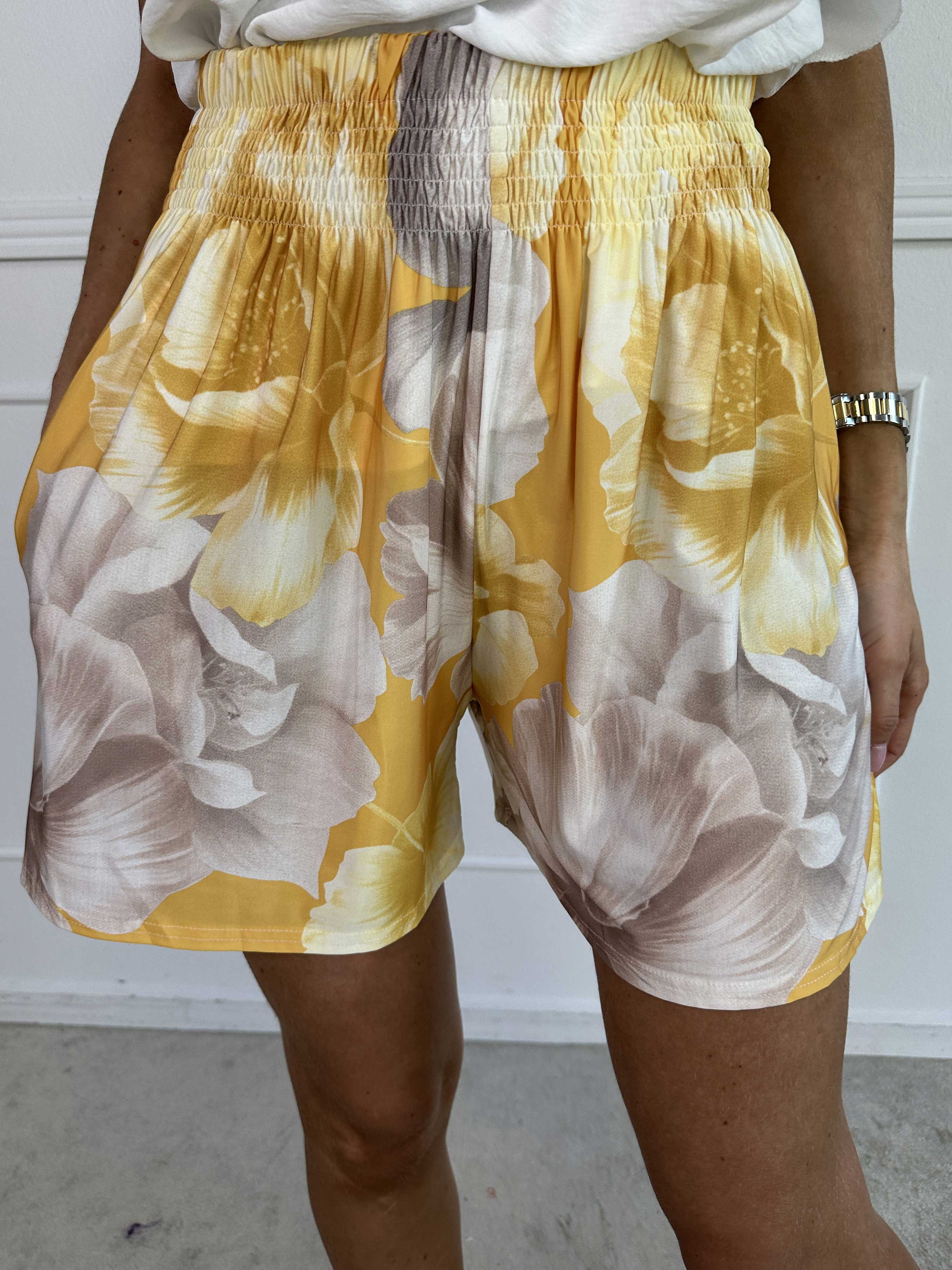 Pams Flower Shorts - Elastiska shorts med blommigt tryck