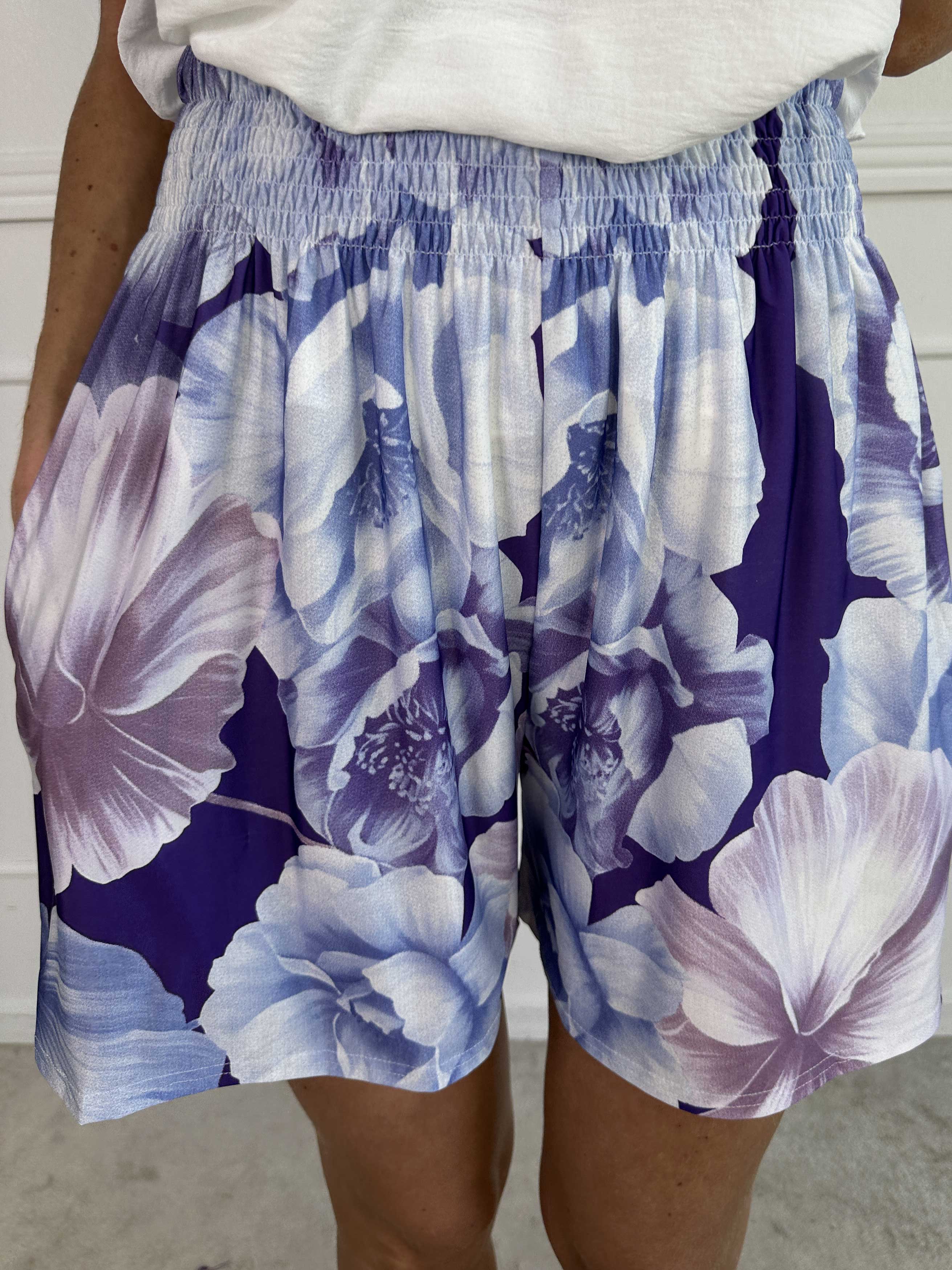 Pams Flower Shorts - Elastiska shorts med blommigt tryck
