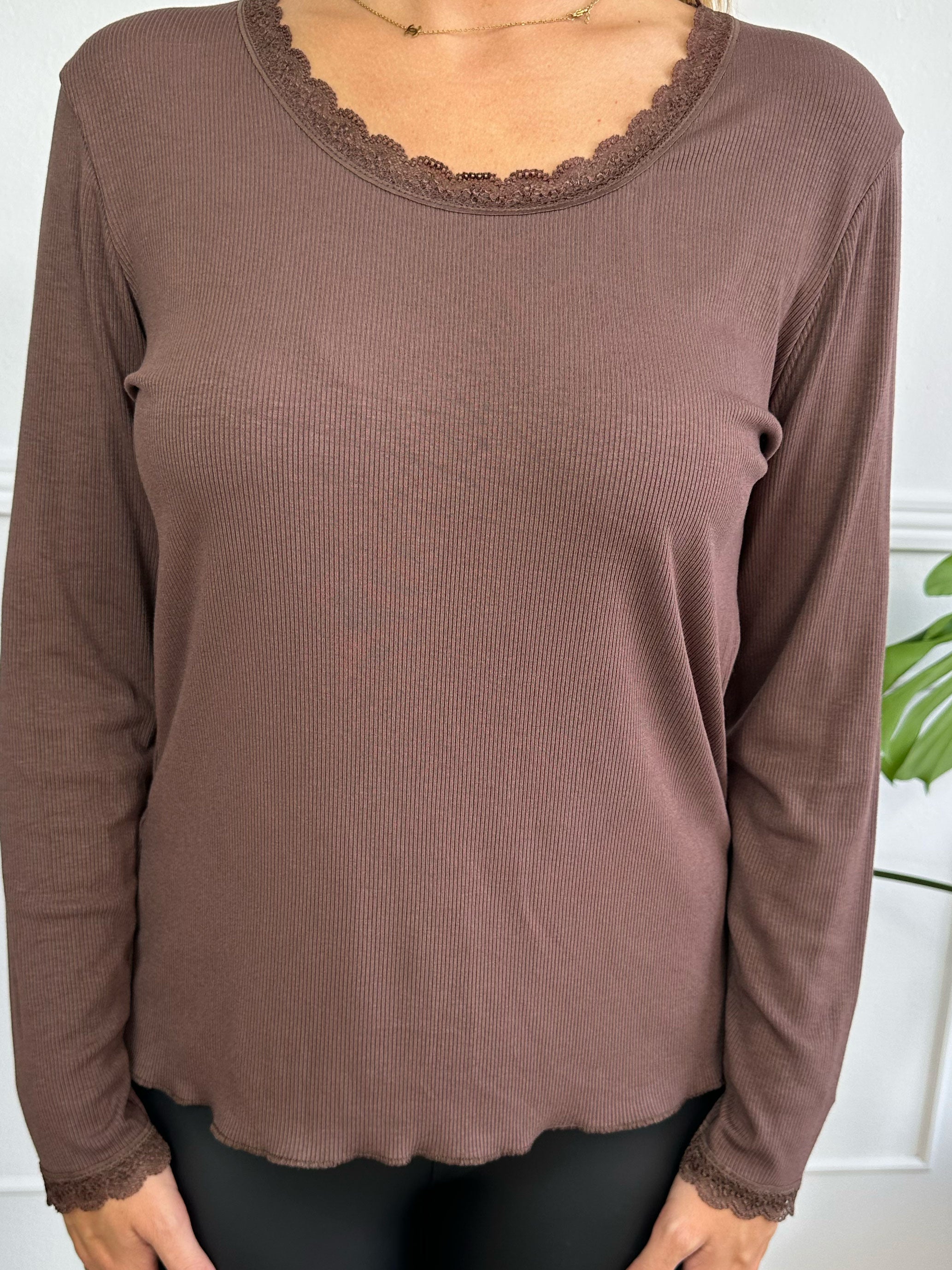 Ibina Long Sleeve - Söt blus med veck och spetskant