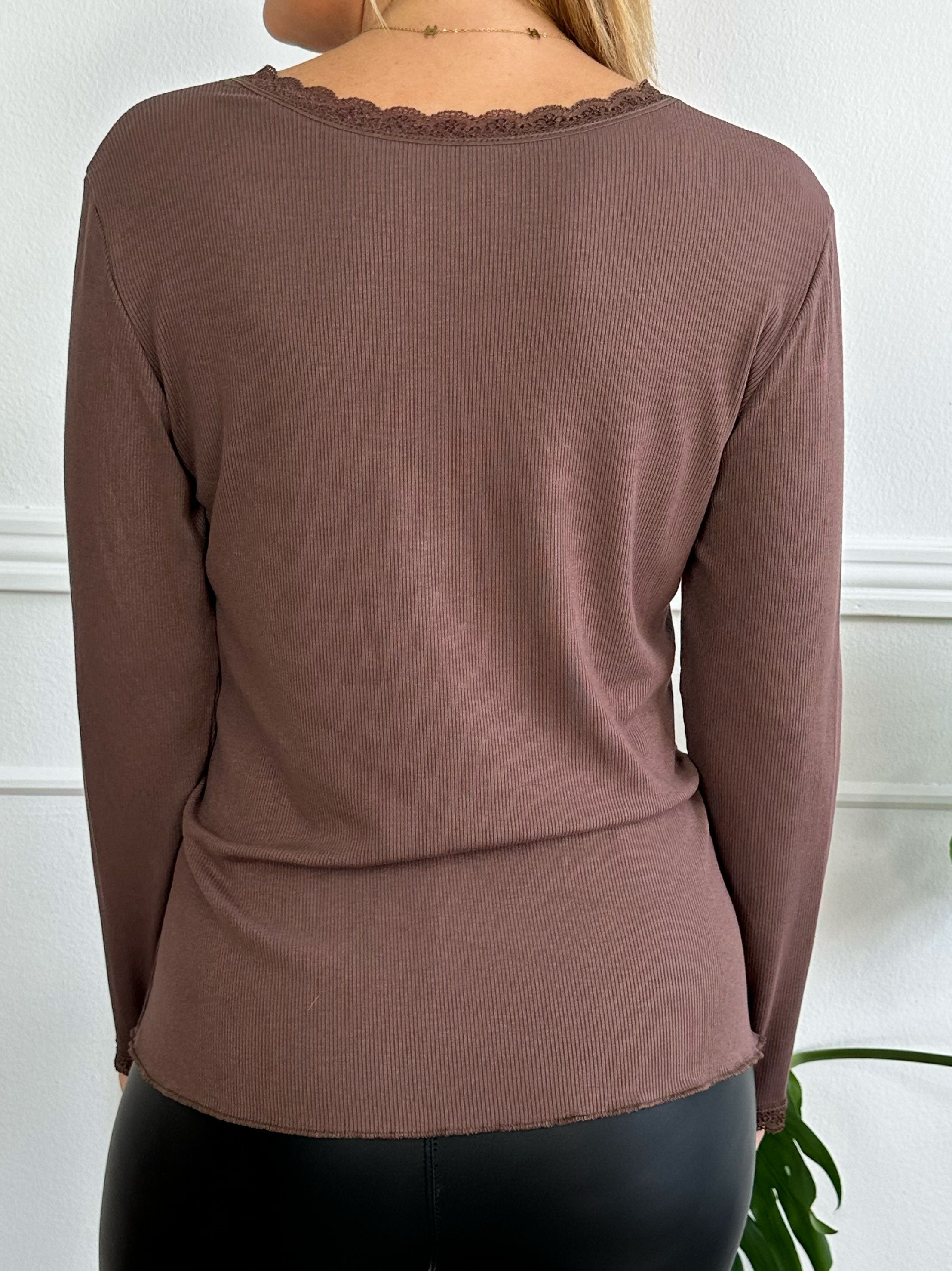 Ibina Long Sleeve - Söt blus med veck och spetskant