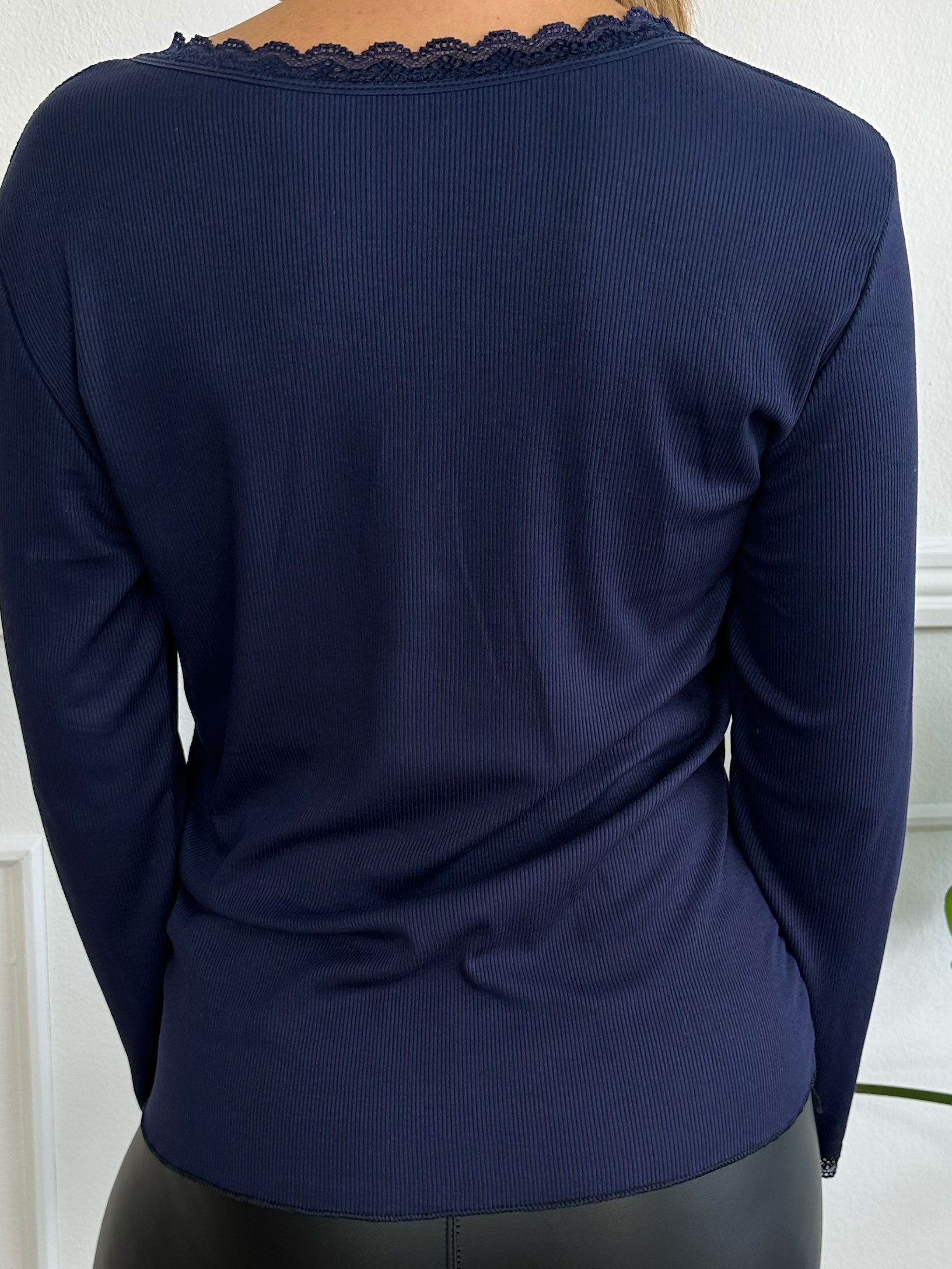 Ibina Long Sleeve - Söt blus med veck och spetskant