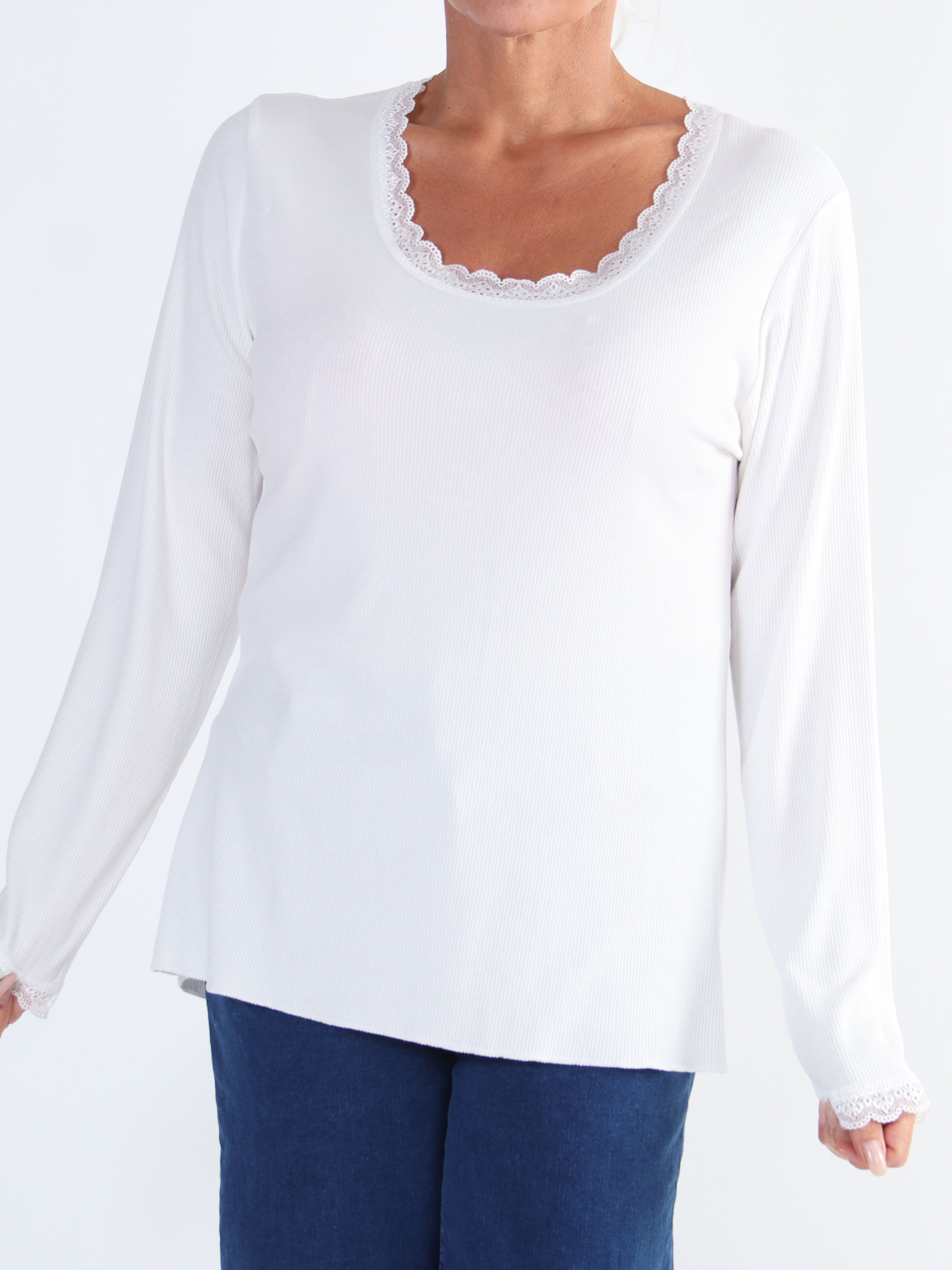 Ibina Long Sleeve - Plus size blus med veck och spetskant