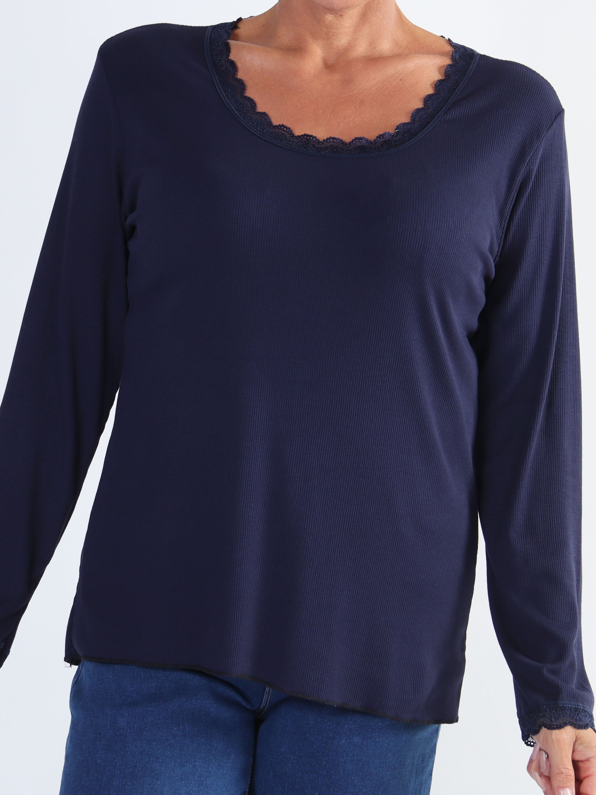 Ibina Long Sleeve - Plus size blus med veck och spetskant